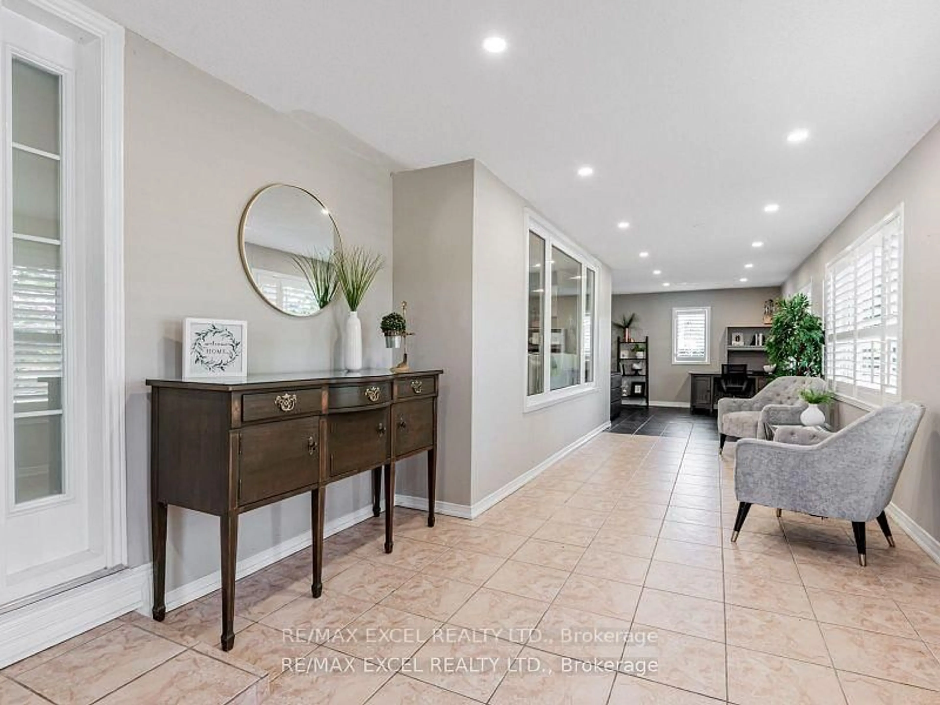 Indoor entryway for 657 Old Harwood Ave, Ajax Ontario L1Z 1E4