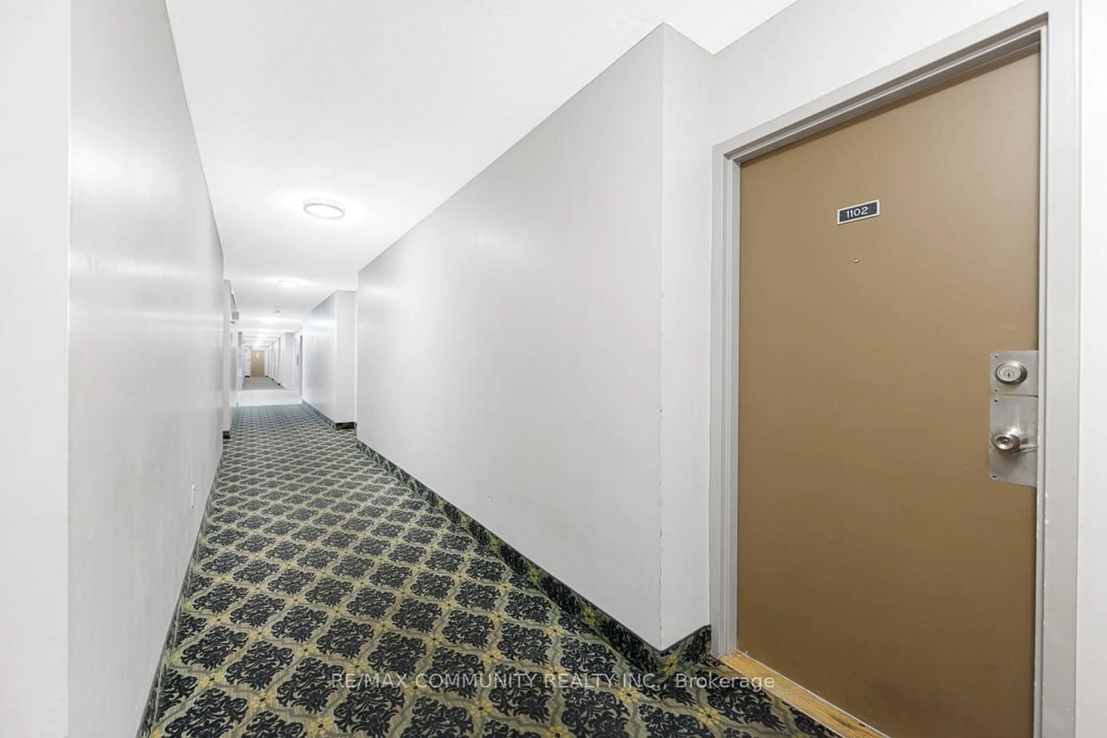 Indoor foyer for 3380 Eglinton Ave #1102, Toronto Ontario M1J 3L6