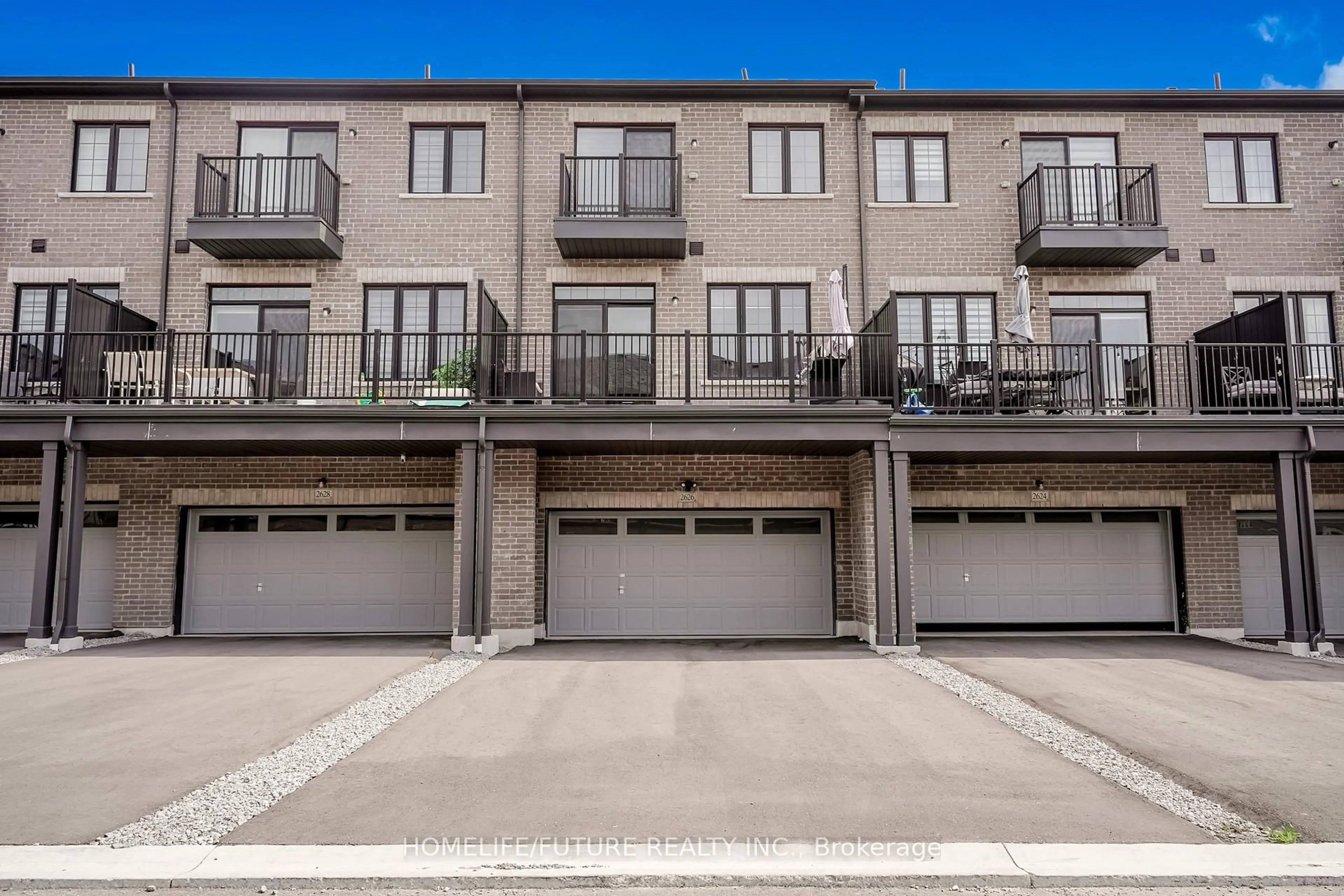 A pic from outside/outdoor area/front of a property/back of a property/a pic from drone, street for 2626 Delphinium Tr, Pickering Ontario L1X 0M1
