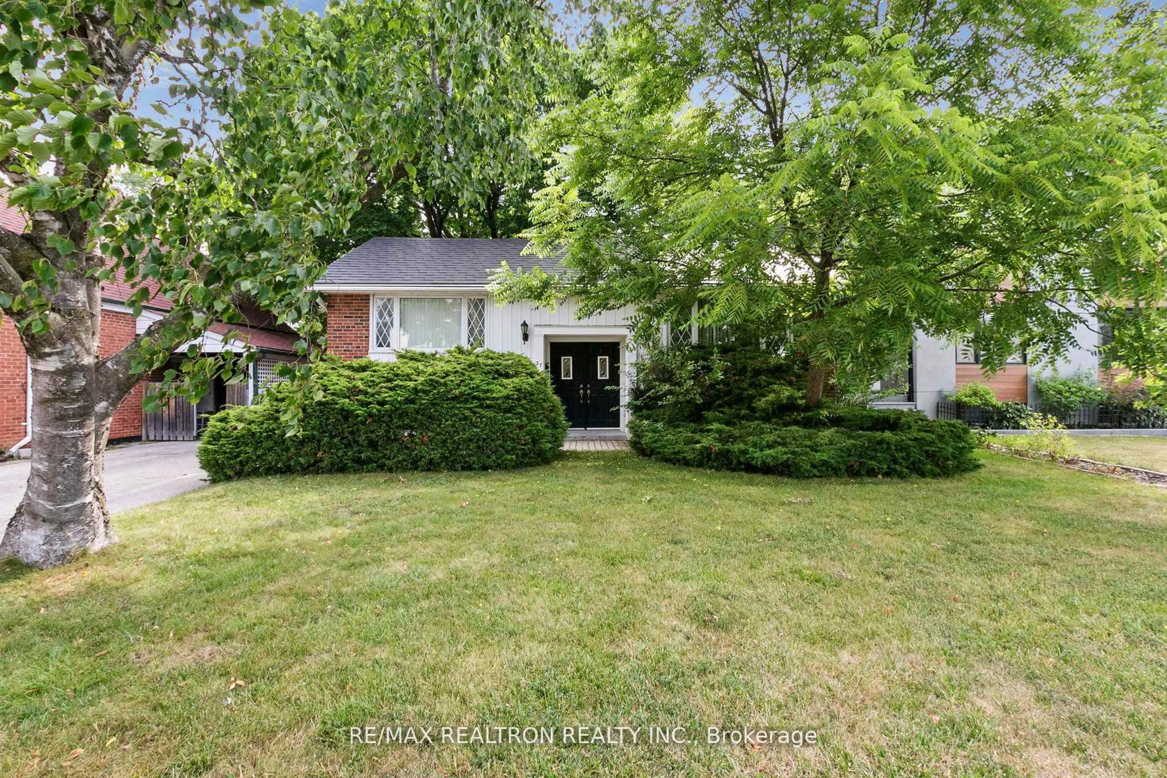 A pic from outside/outdoor area/front of a property/back of a property/a pic from drone, street for 27 Elfreda Blvd, Toronto Ontario M1L 4L5