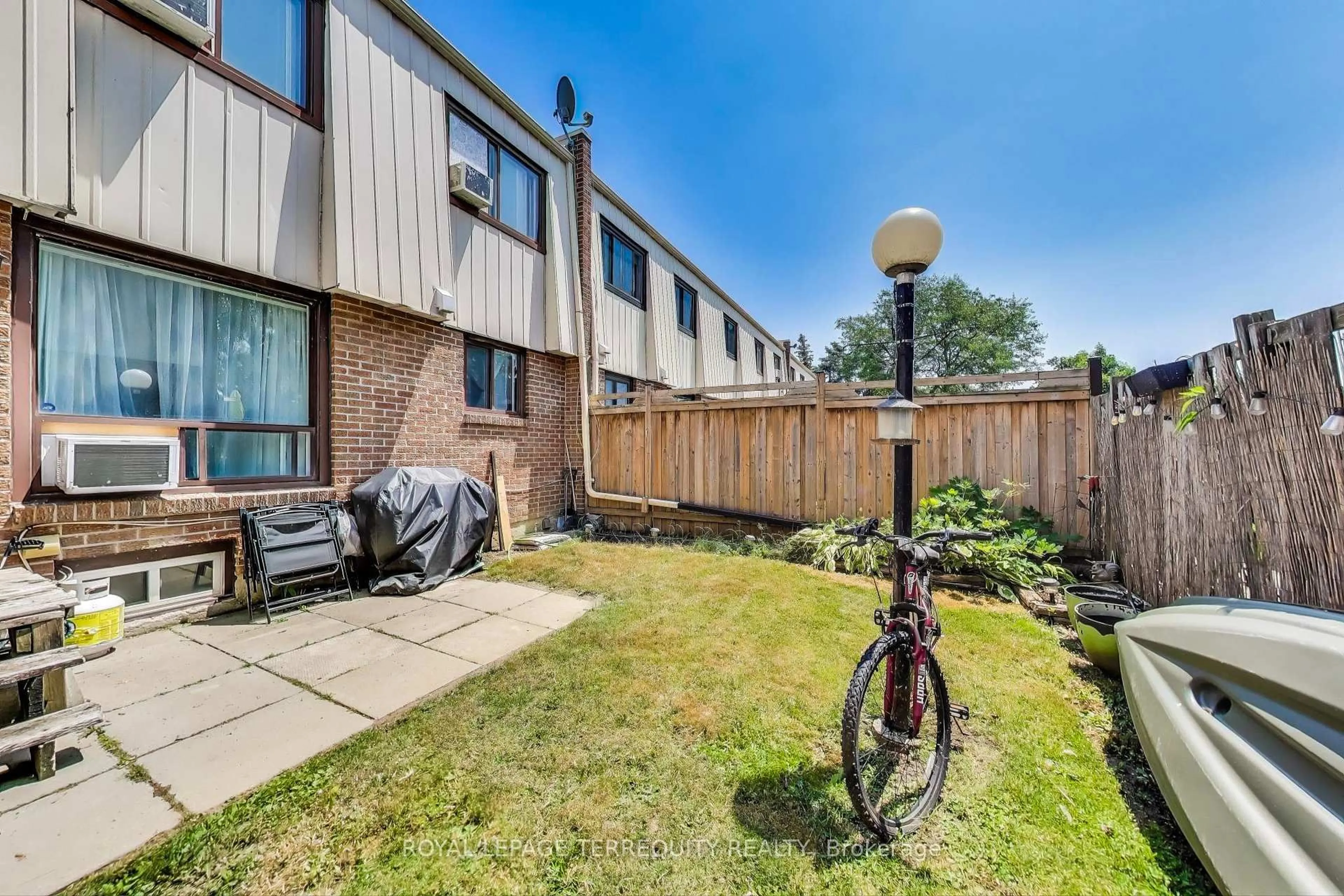 A pic from outside/outdoor area/front of a property/back of a property/a pic from drone, street for 1100 Oxford St #88, Oshawa Ontario L1J 6G4