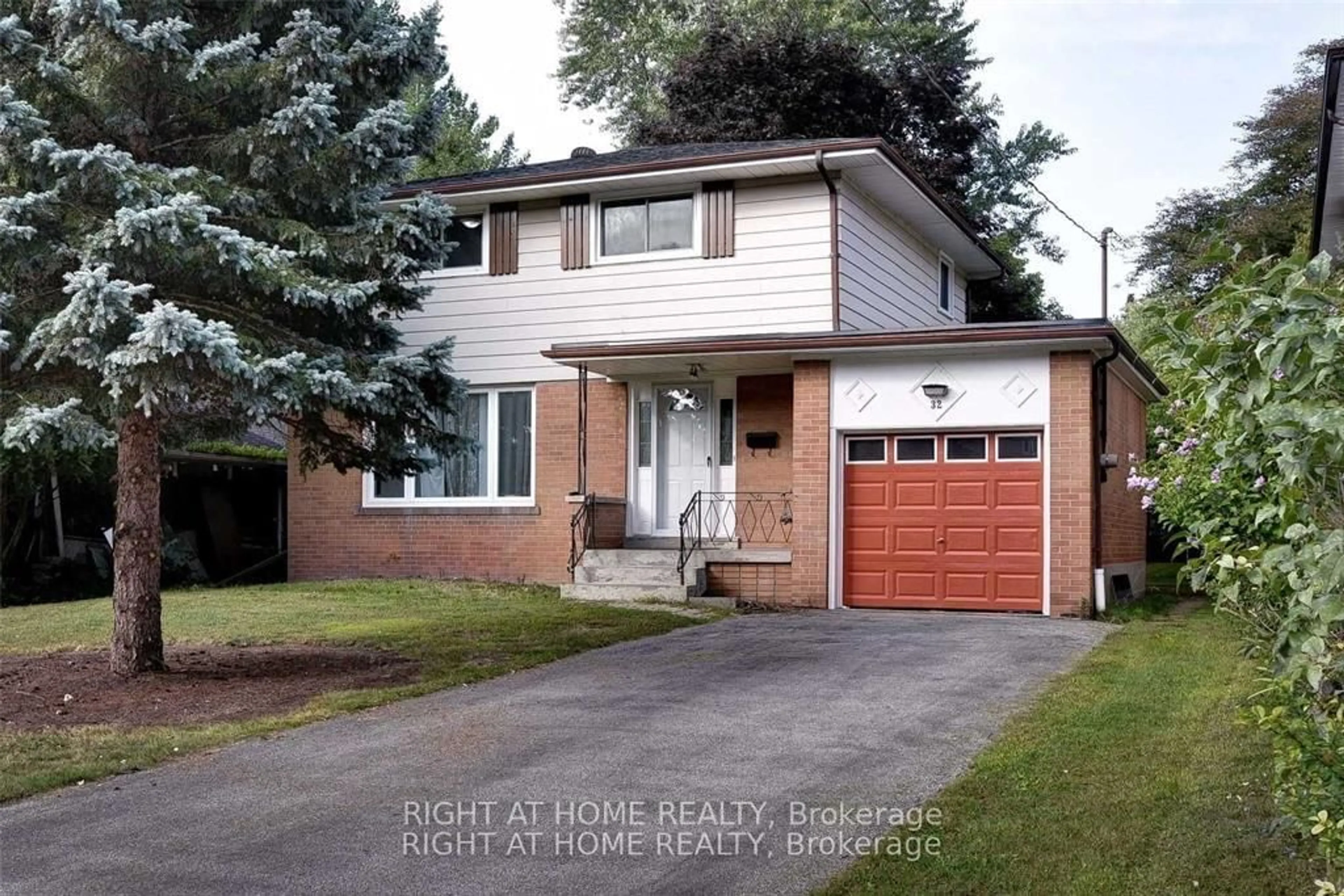 Home with vinyl exterior material, street for 32 CONLINS RD, Toronto Ontario M1C 1C3