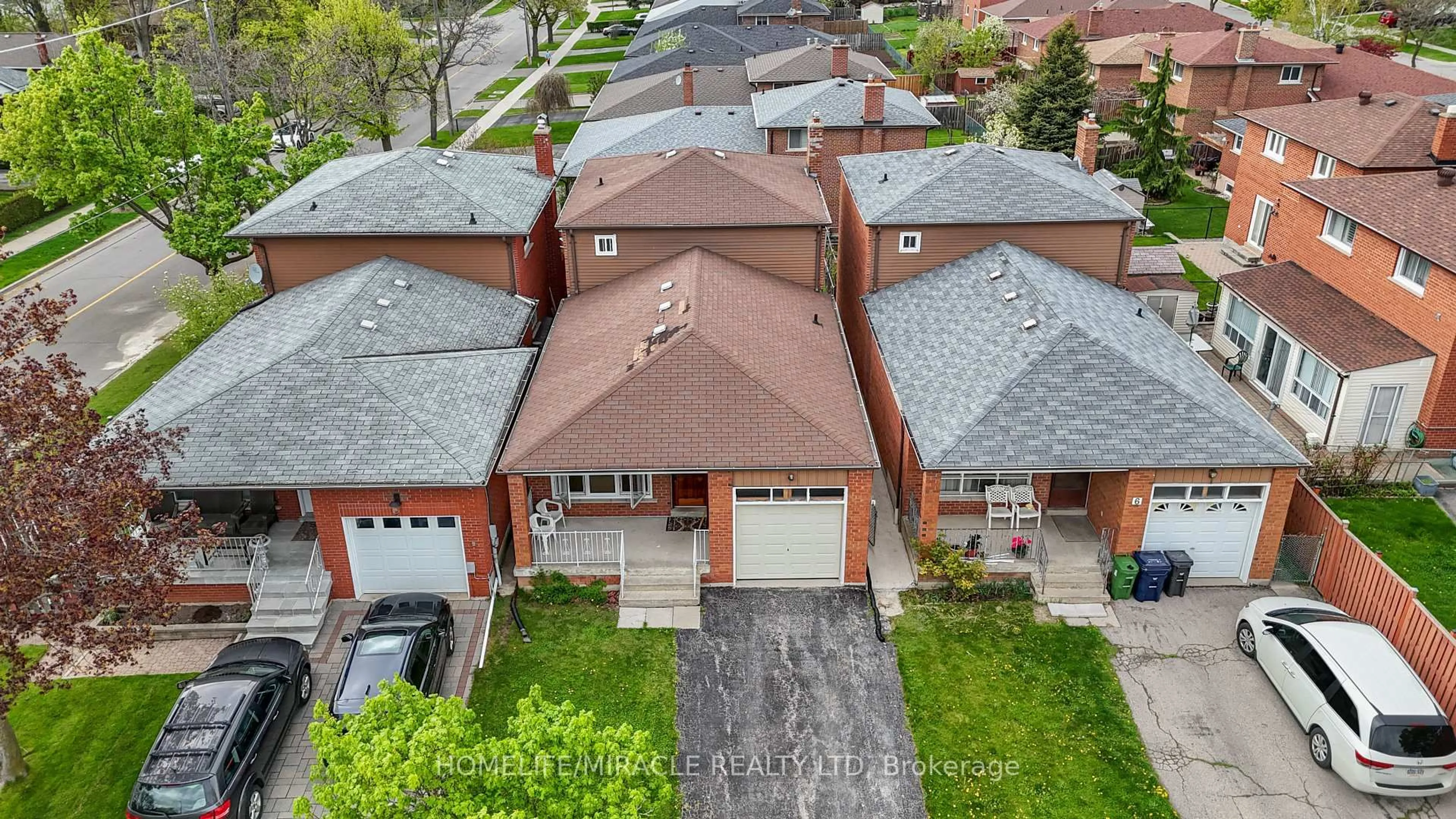 A pic from outside/outdoor area/front of a property/back of a property/a pic from drone, street for 4 Greendowns Dr, Toronto Ontario M1M 2G7