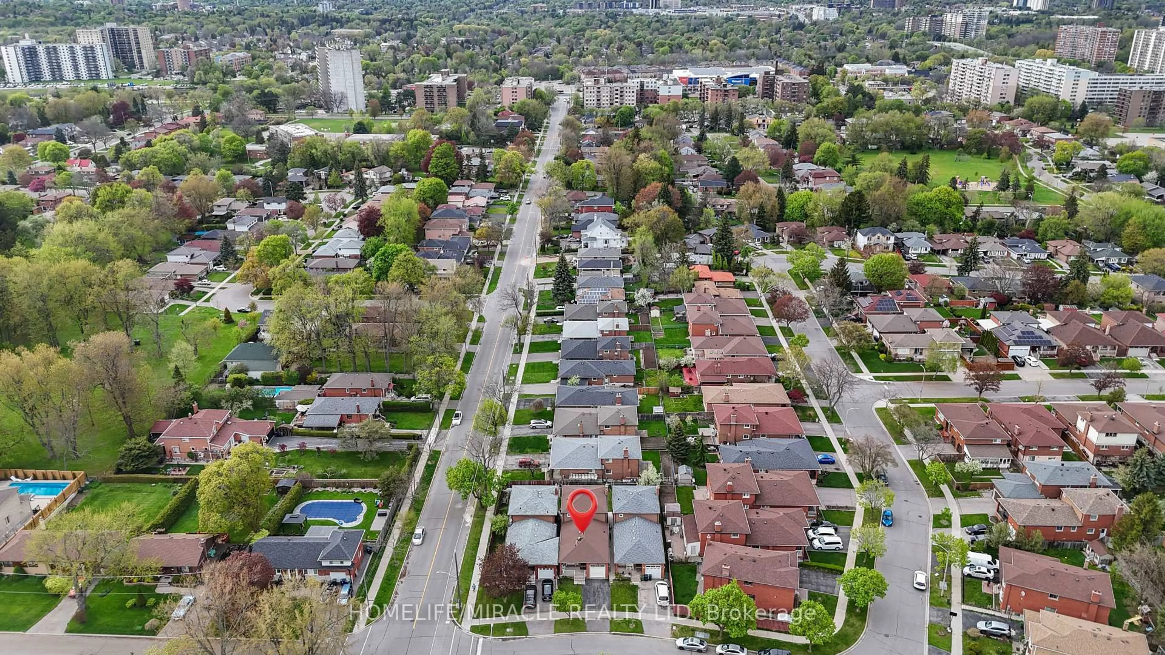 A pic from outside/outdoor area/front of a property/back of a property/a pic from drone, street for 4 Greendowns Dr, Toronto Ontario M1M 2G7