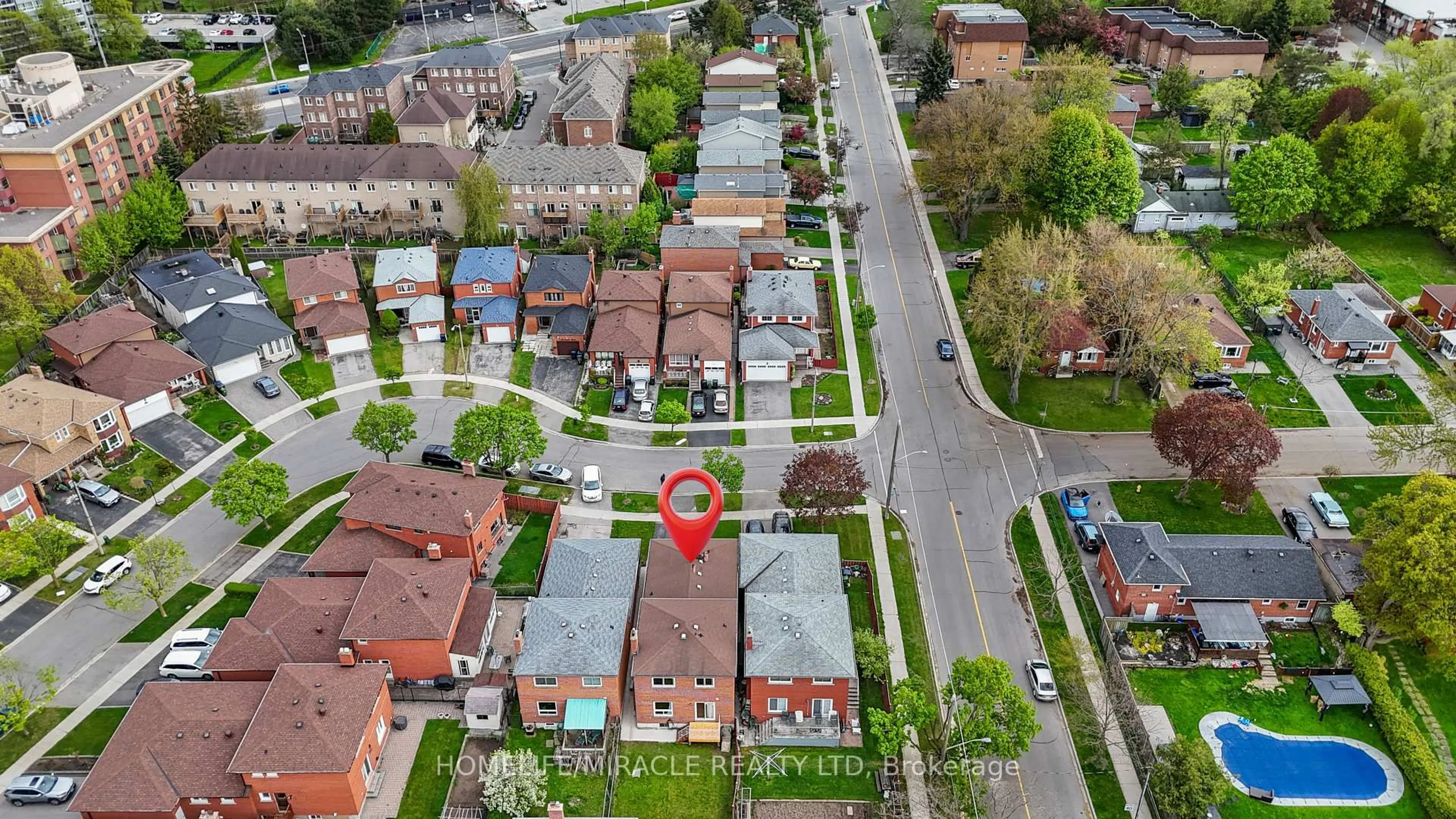 A pic from outside/outdoor area/front of a property/back of a property/a pic from drone, street for 4 Greendowns Dr, Toronto Ontario M1M 2G7