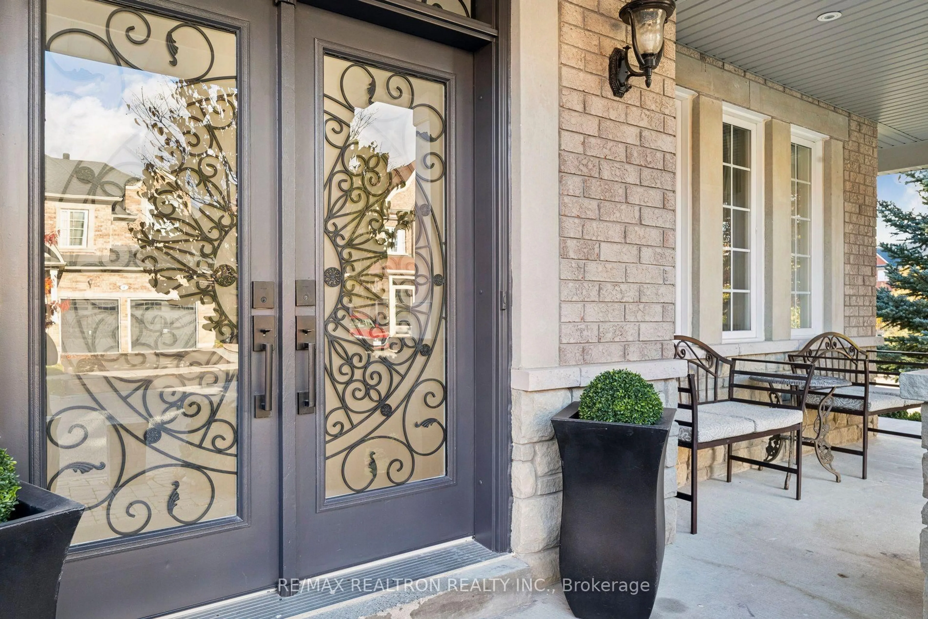 Indoor entryway for 11 Shorten Pl, Ajax Ontario L1T 0E9