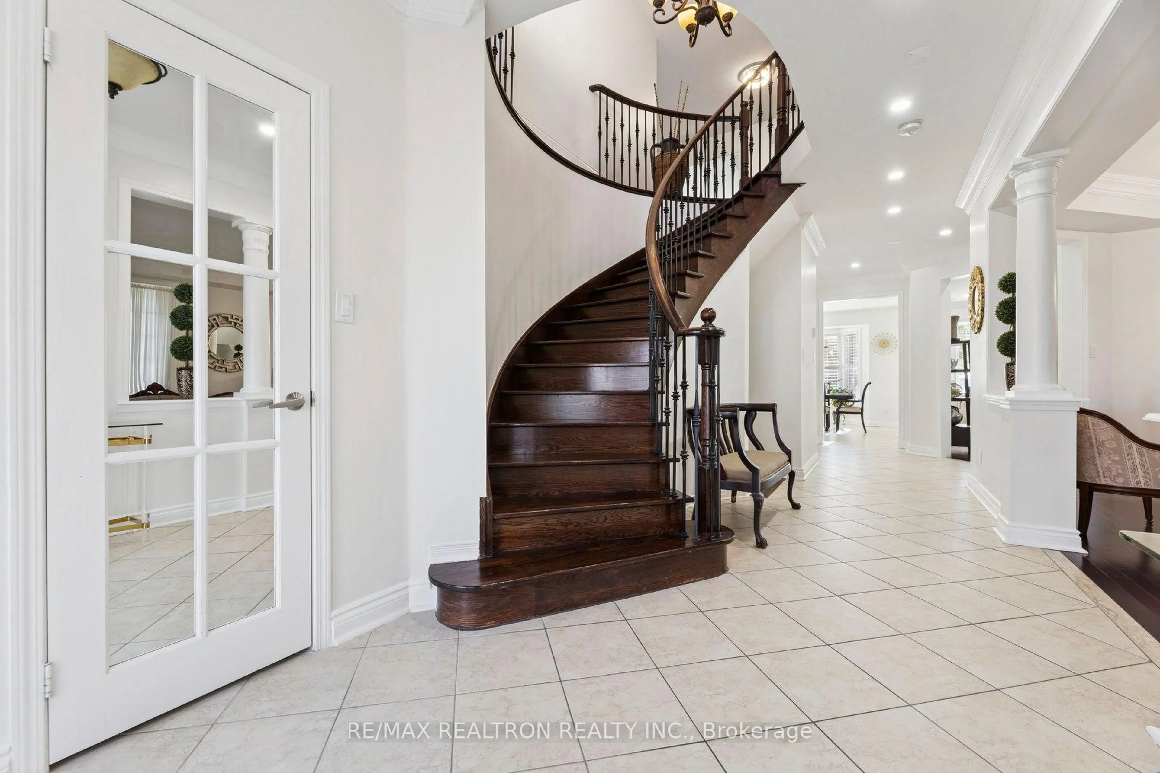 Indoor foyer for 11 Shorten Pl, Ajax Ontario L1T 0E9