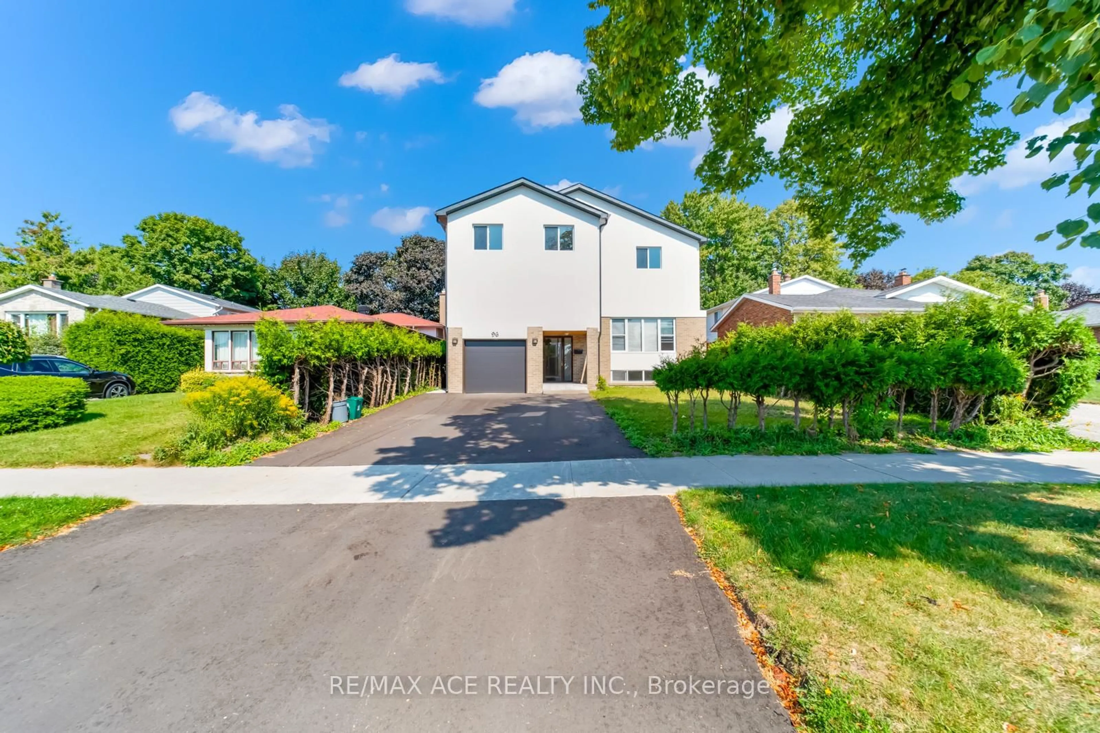 A pic from outside/outdoor area/front of a property/back of a property/a pic from drone, street for 96 Invergordon Ave, Toronto Ontario M1S 2Z2