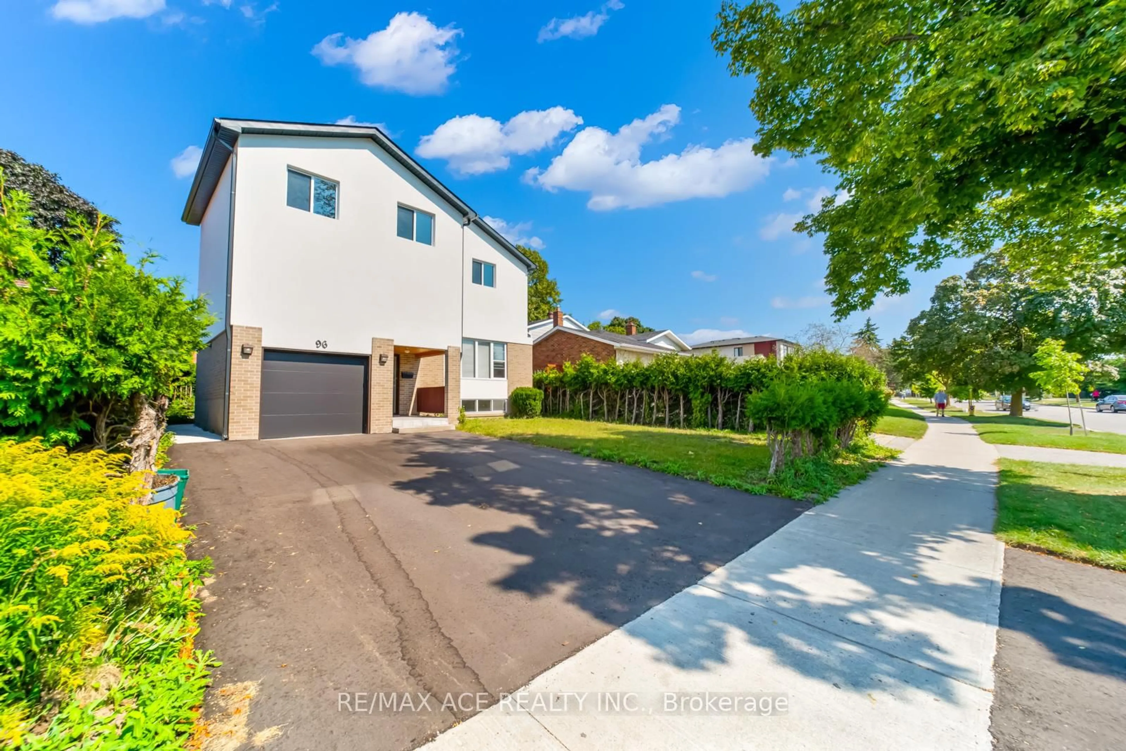 A pic from outside/outdoor area/front of a property/back of a property/a pic from drone, street for 96 Invergordon Ave, Toronto Ontario M1S 2Z2