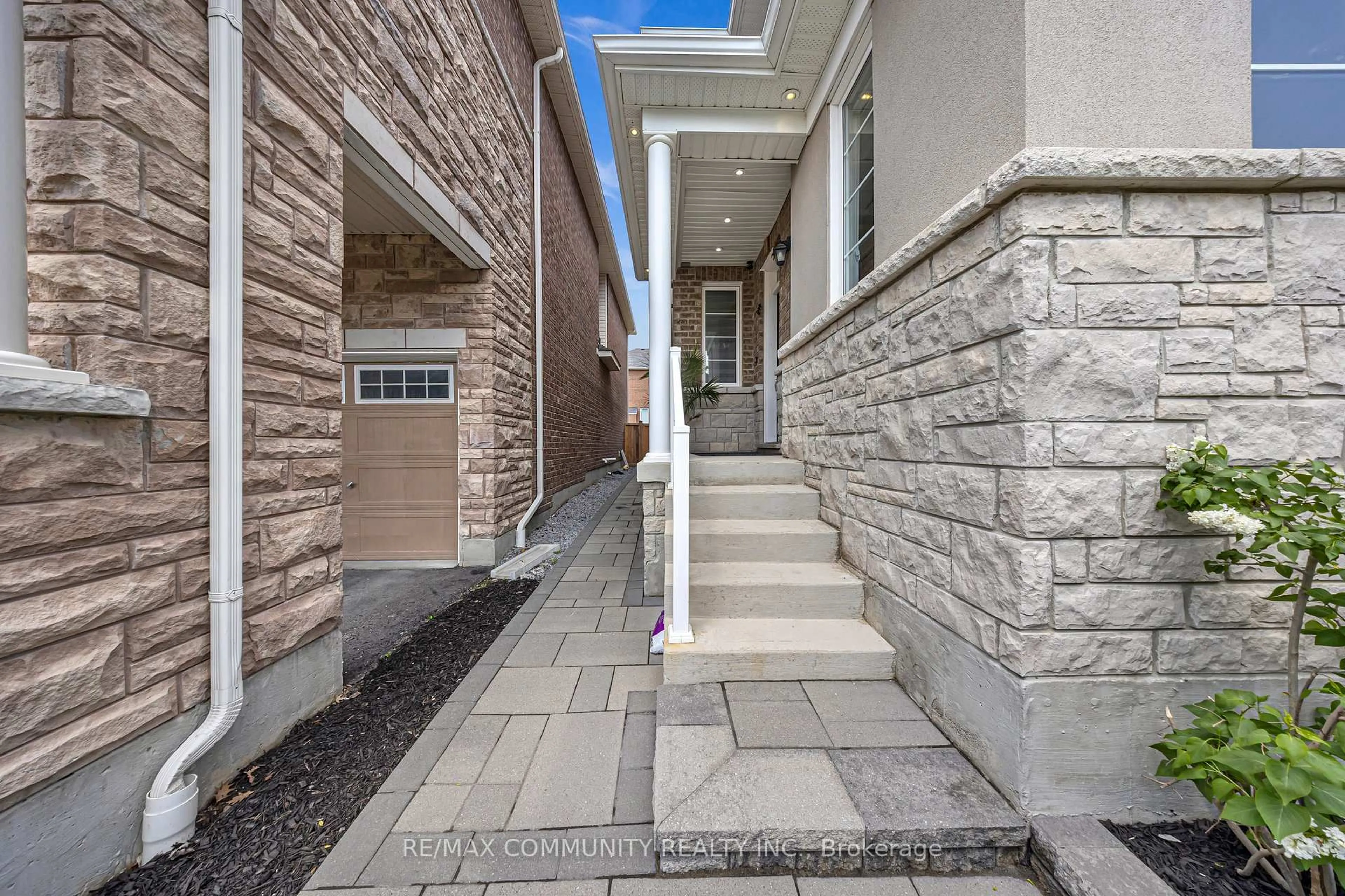 Unknown for 1055 Foxtail Cres, Pickering Ontario L1X 0E7
