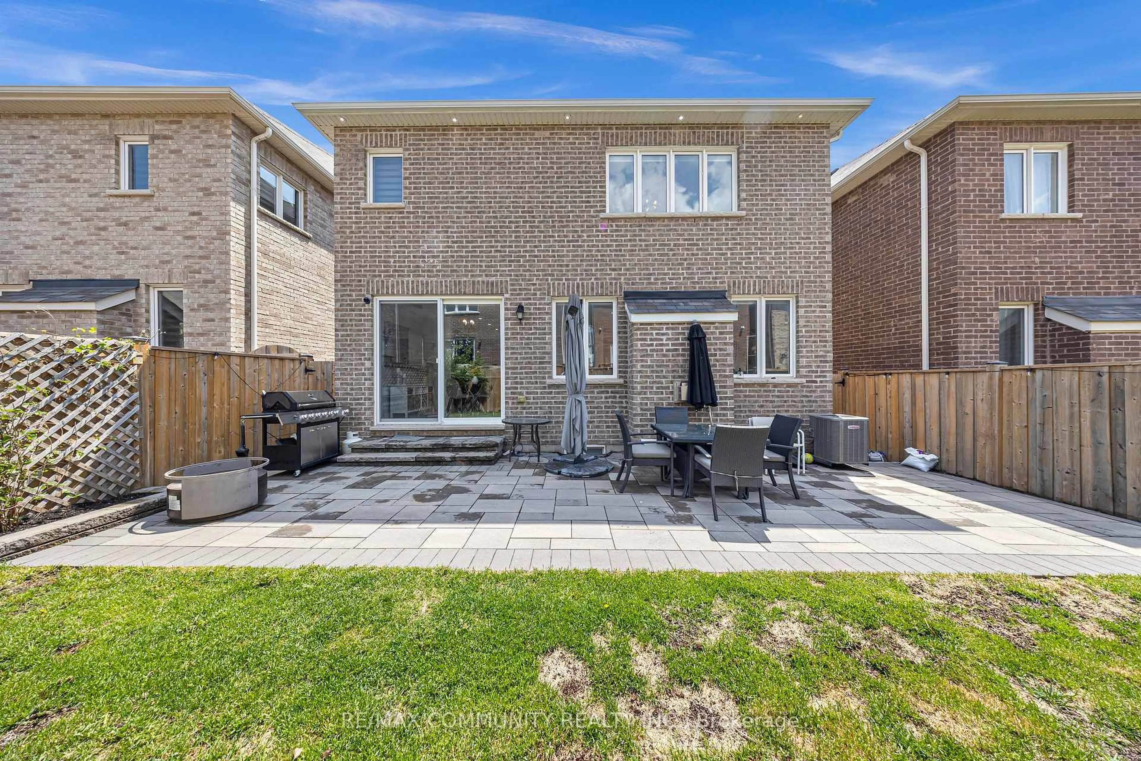 Patio, street for 1055 Foxtail Cres, Pickering Ontario L1X 0E7