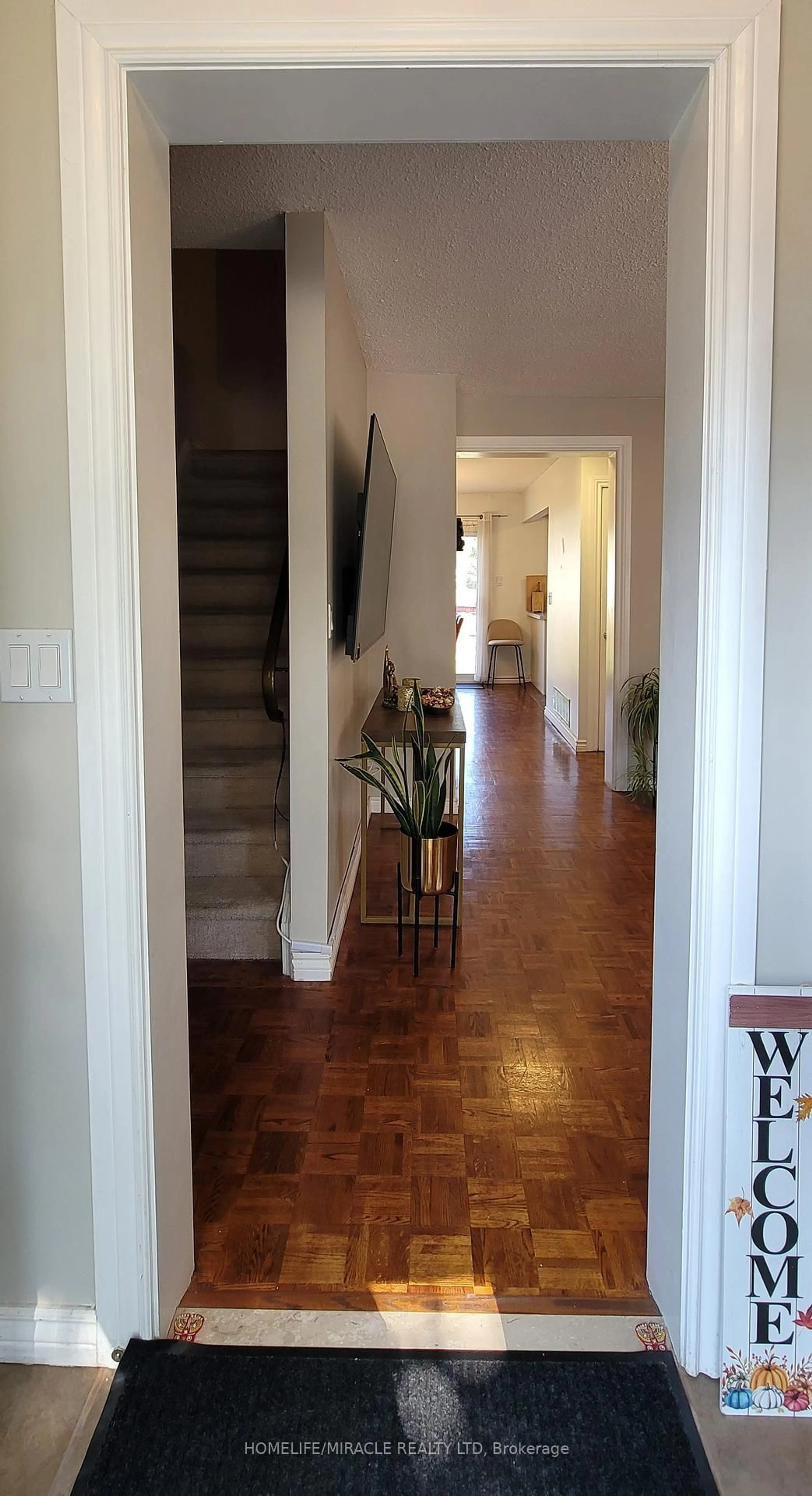 Indoor foyer for 1312 Cherrydown Dr, Oshawa Ontario L1H 8C9