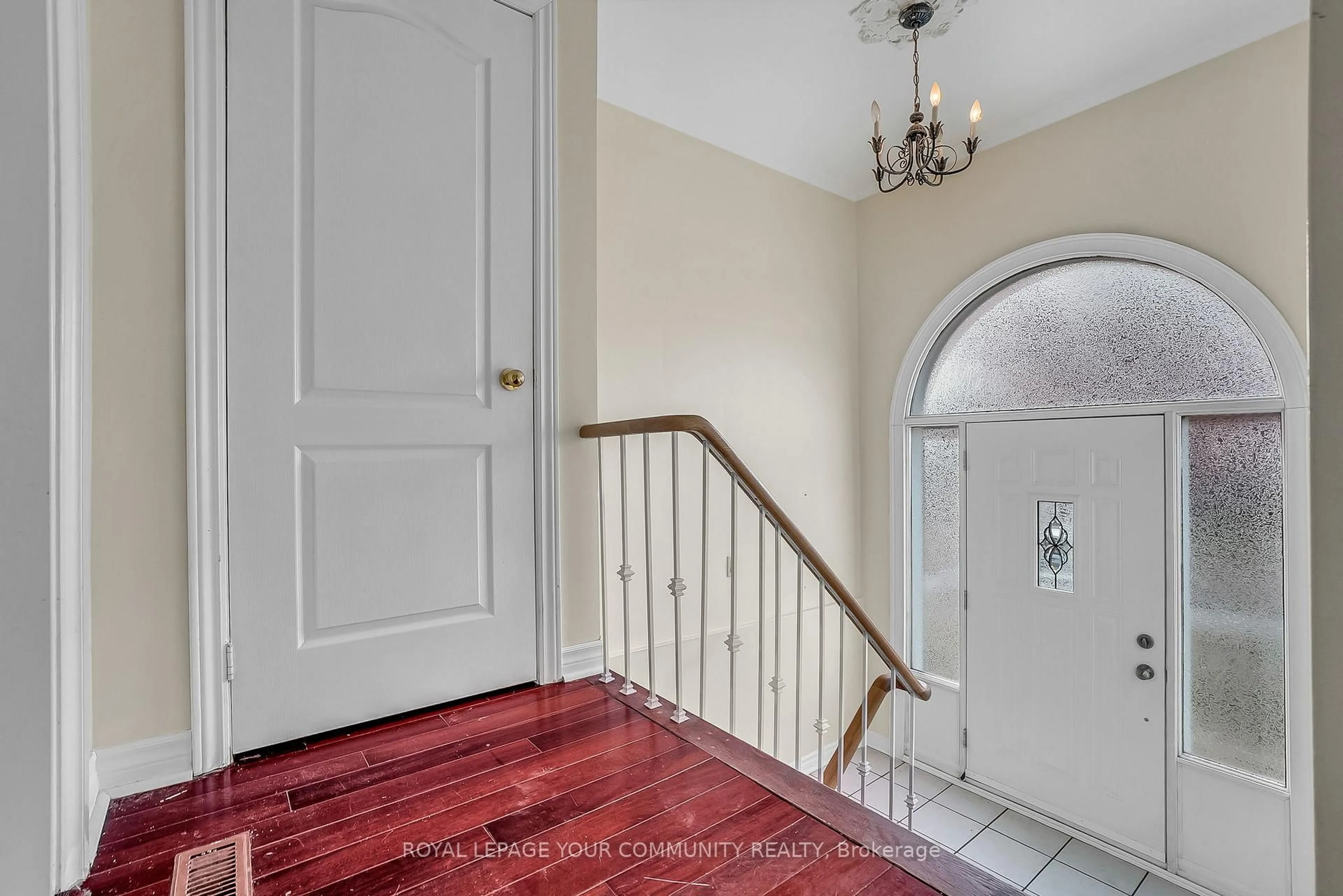 Indoor entryway for 207 Fairglen Ave, Toronto Ontario M1W 1A9