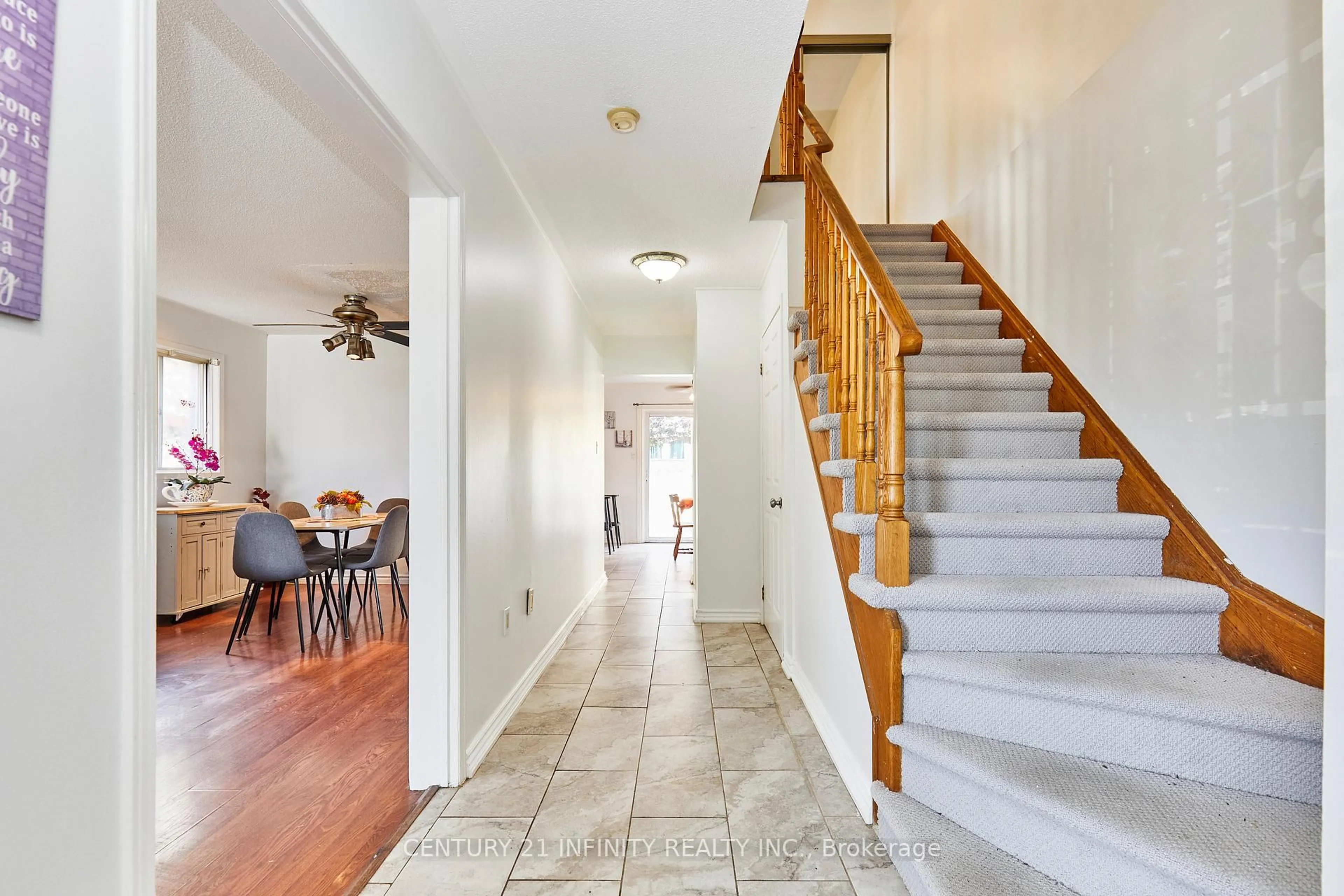 Indoor entryway for 20 Brodie Crt, Clarington Ontario L1C 4Z2