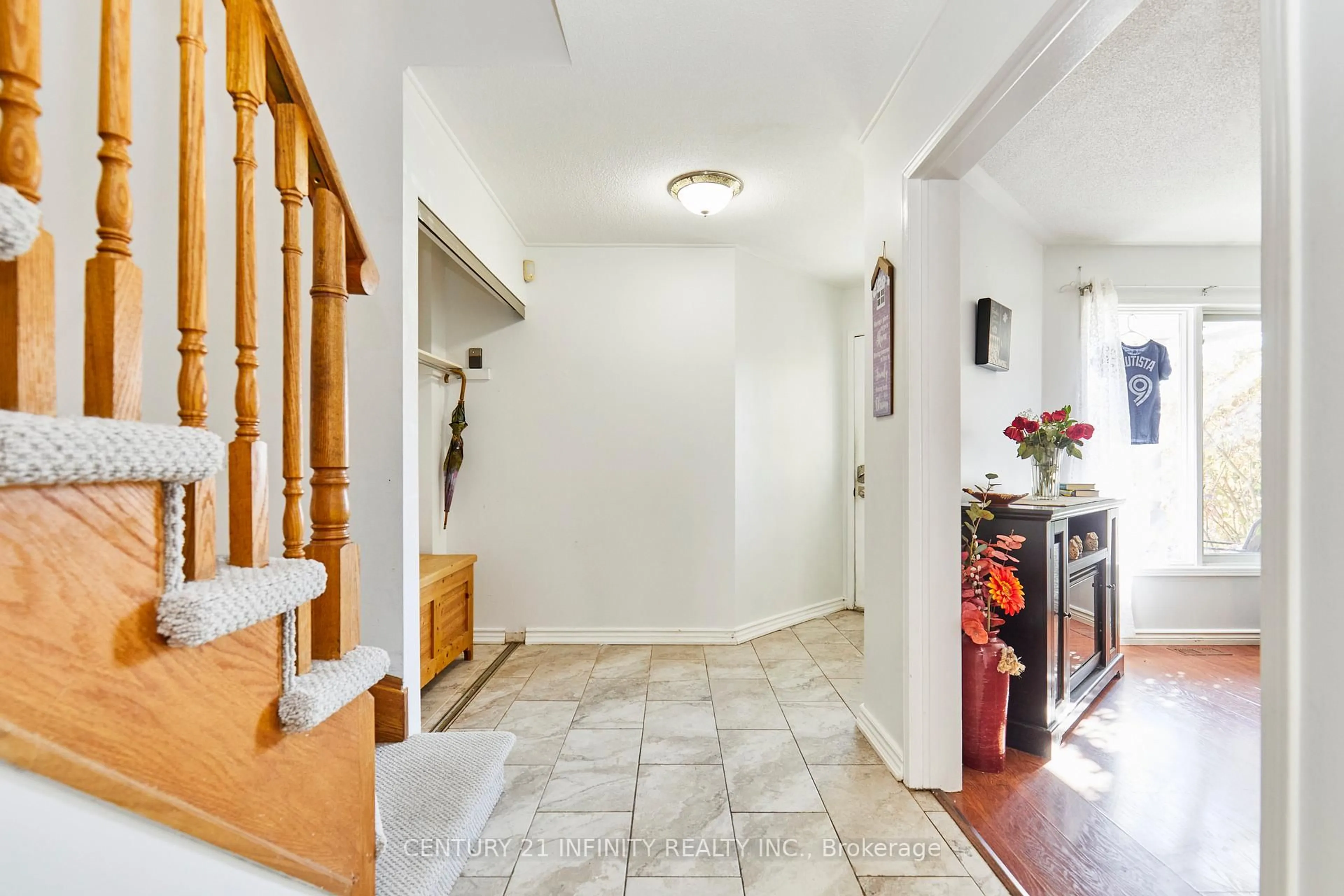 Indoor foyer for 20 Brodie Crt, Clarington Ontario L1C 4Z2