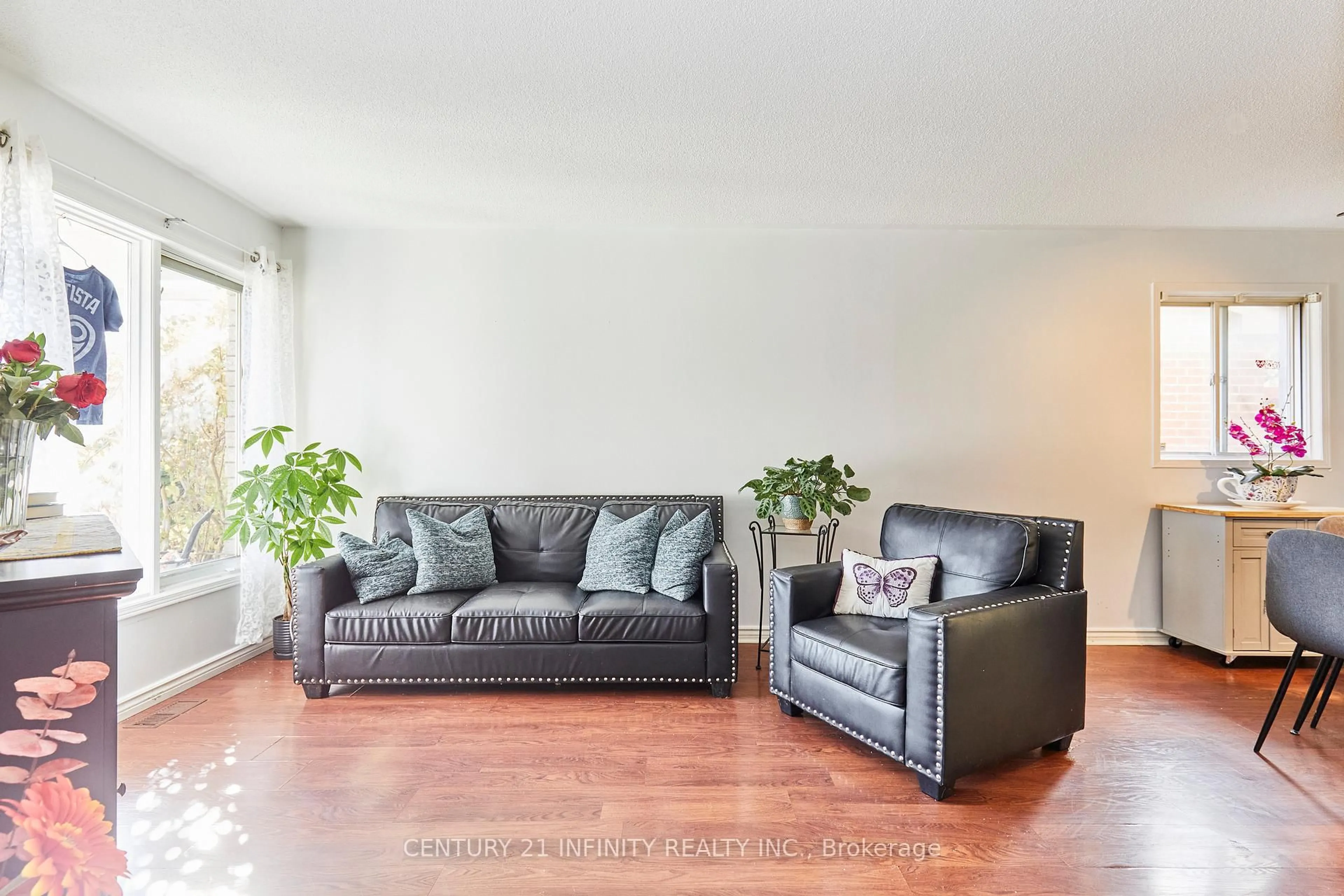 Living room with furniture, unknown for 20 Brodie Crt, Clarington Ontario L1C 4Z2