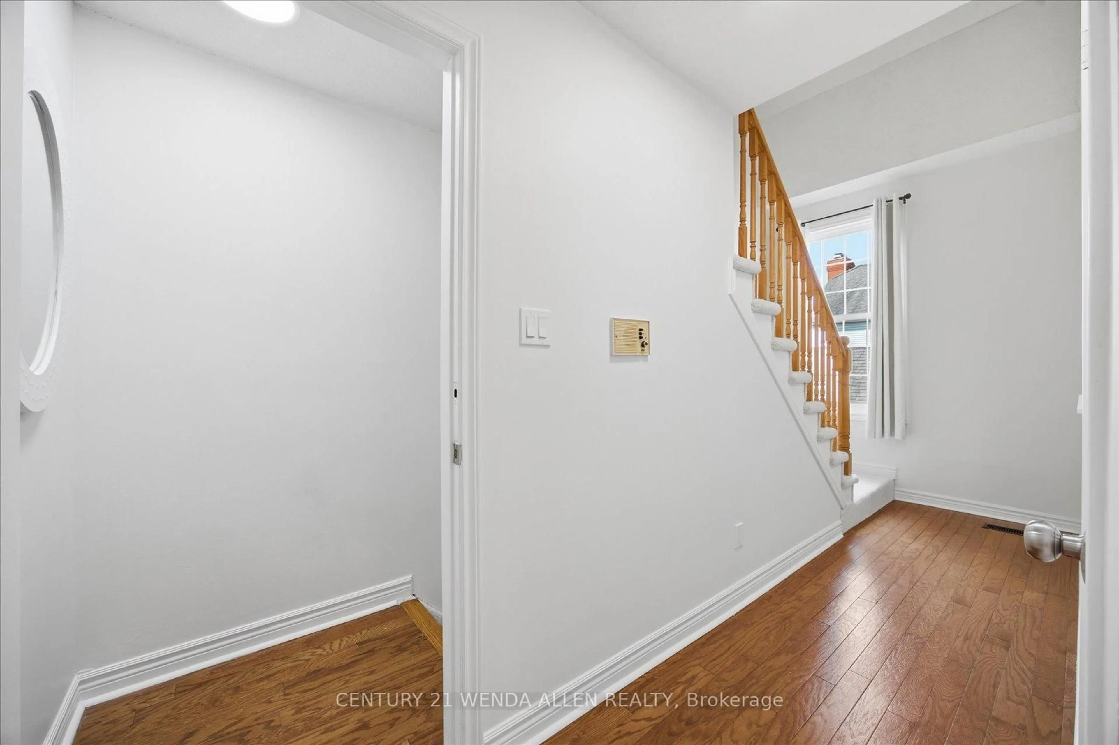 Indoor entryway for 1663 NASH Rd #D16, Clarington Ontario L1E 1S8