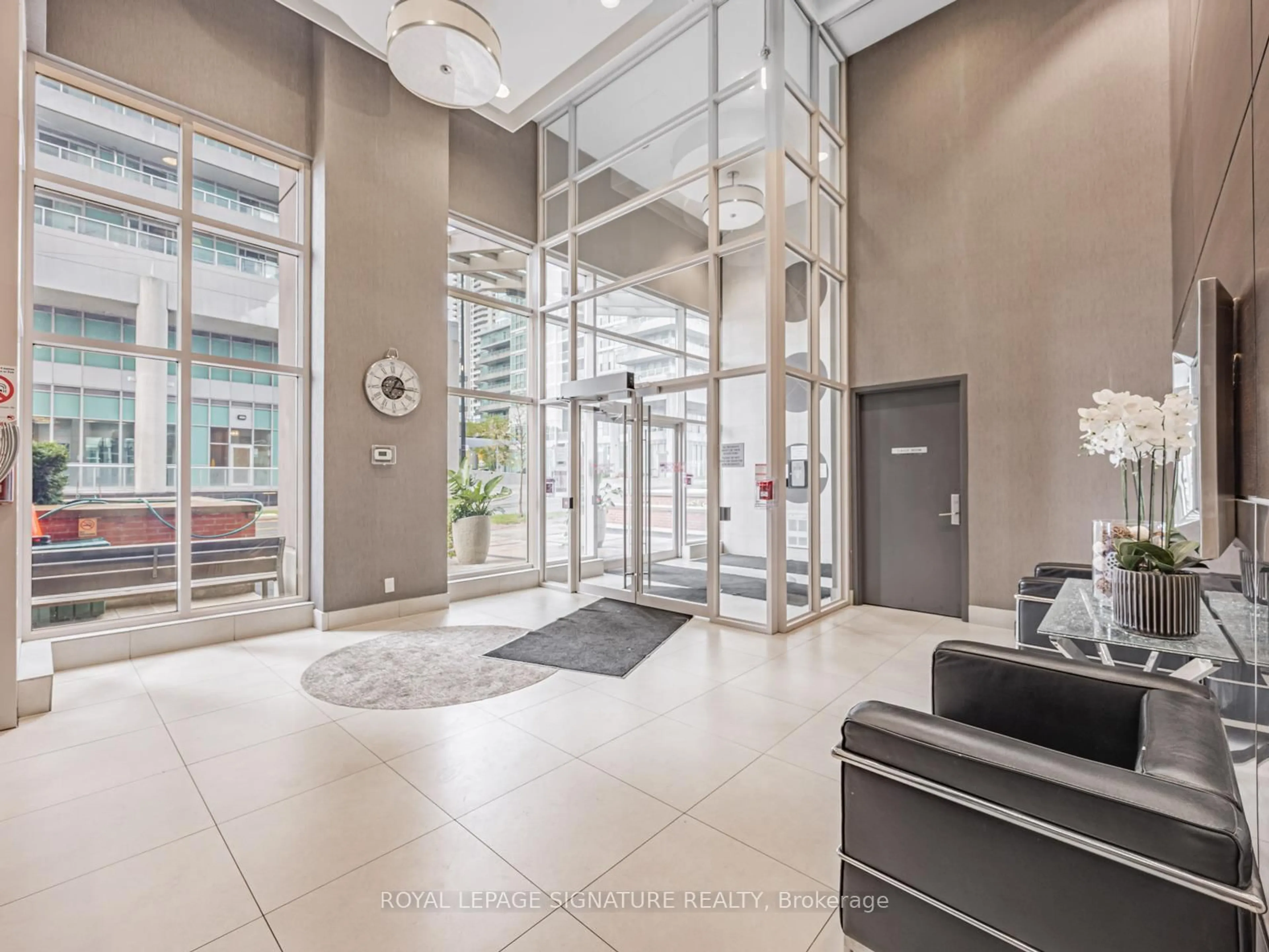 Indoor foyer for 25 Town Centre Crt #323, Toronto Ontario M1P 0B4