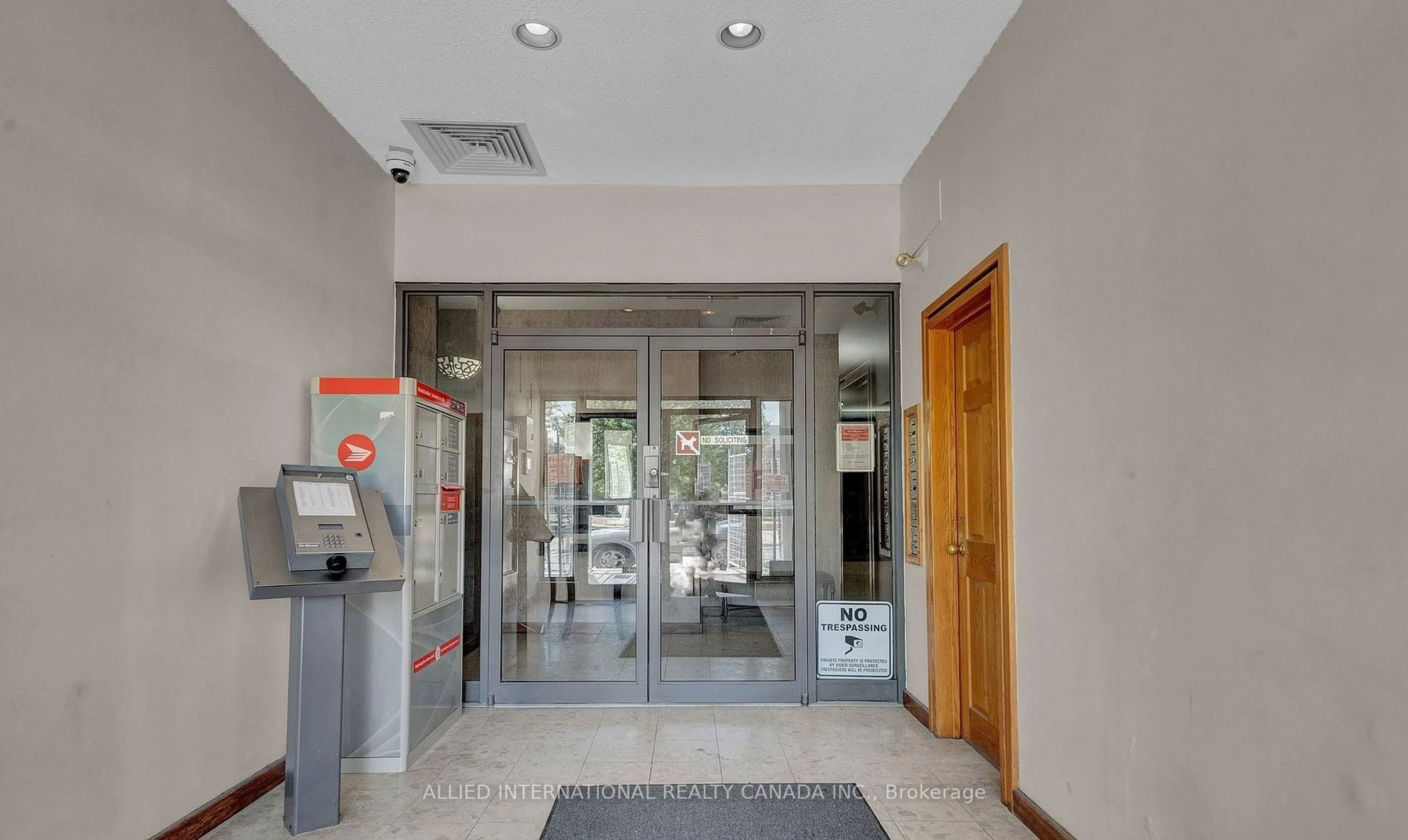 Indoor foyer for 80 Athol St #404, Oshawa Ontario L1H 8B7