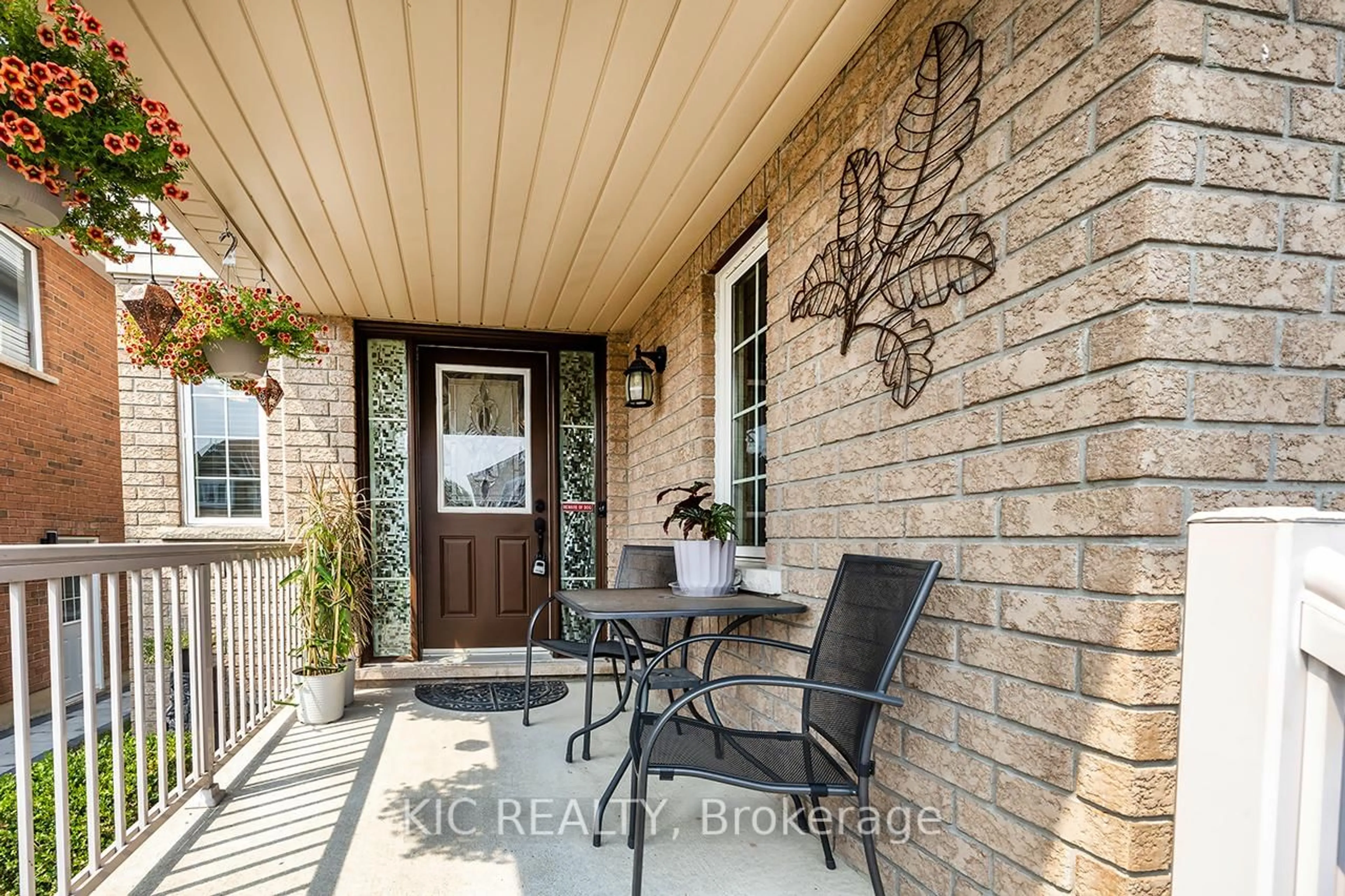 Indoor entryway for 40 Puttingedge Dr, Whitby Ontario L1R 0H7