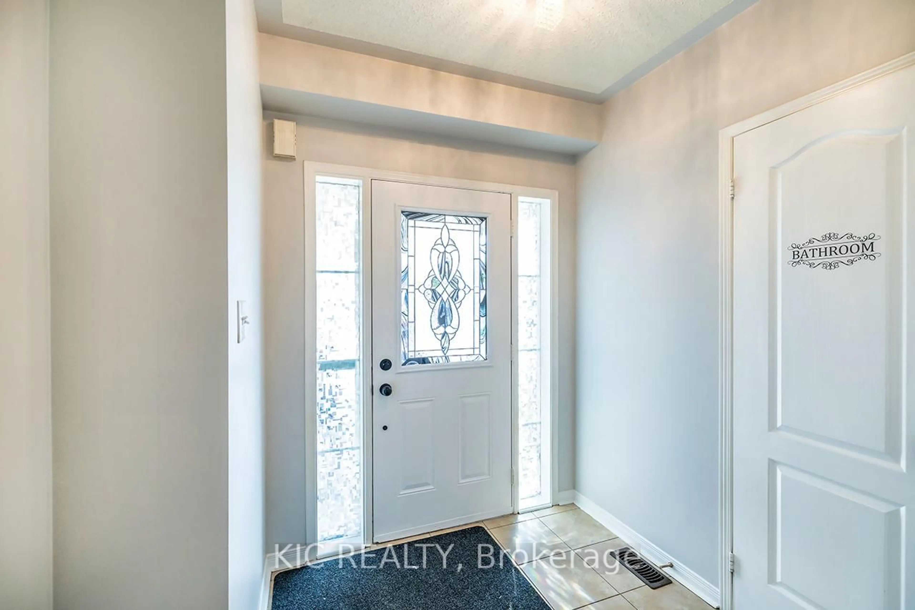 Indoor entryway for 40 Puttingedge Dr, Whitby Ontario L1R 0H7