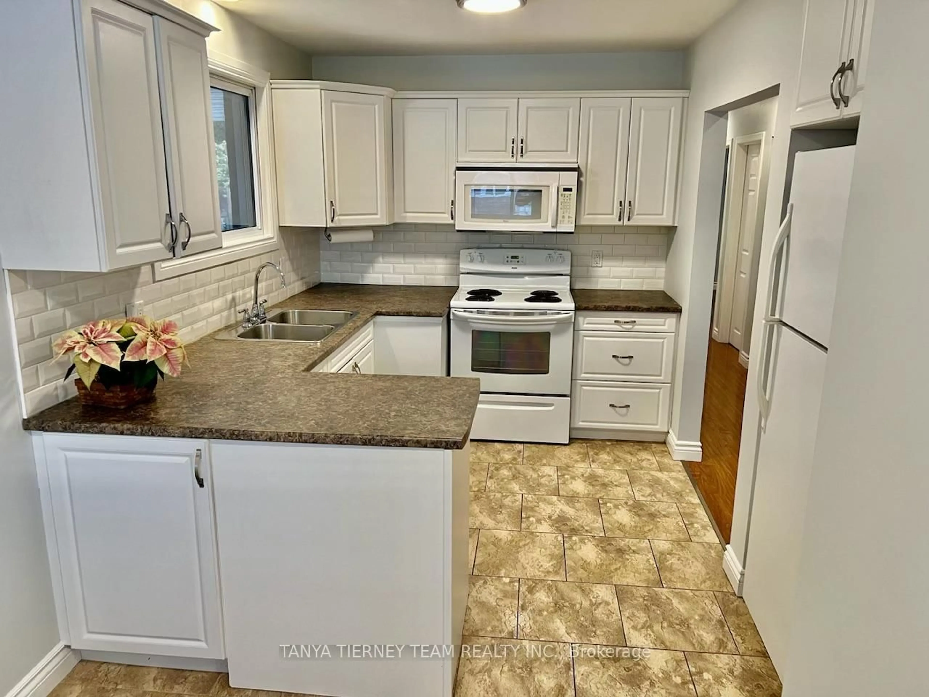 Standard kitchen, ceramic/tile floor for 117 Keewatin St, Oshawa Ontario L1H 6Z2