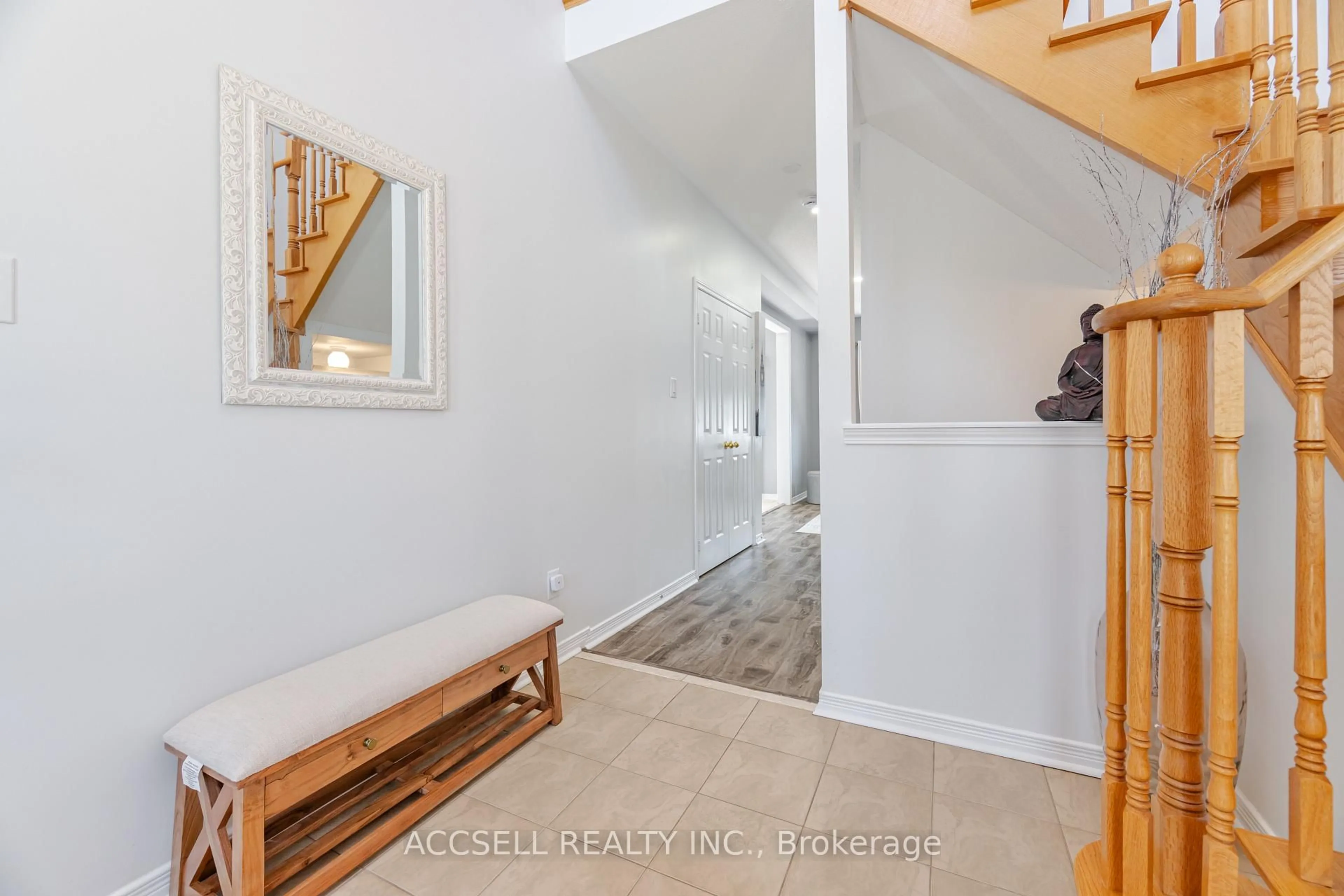 Indoor entryway for 79 Lobb Crt, Clarington Ontario L1C 0K4