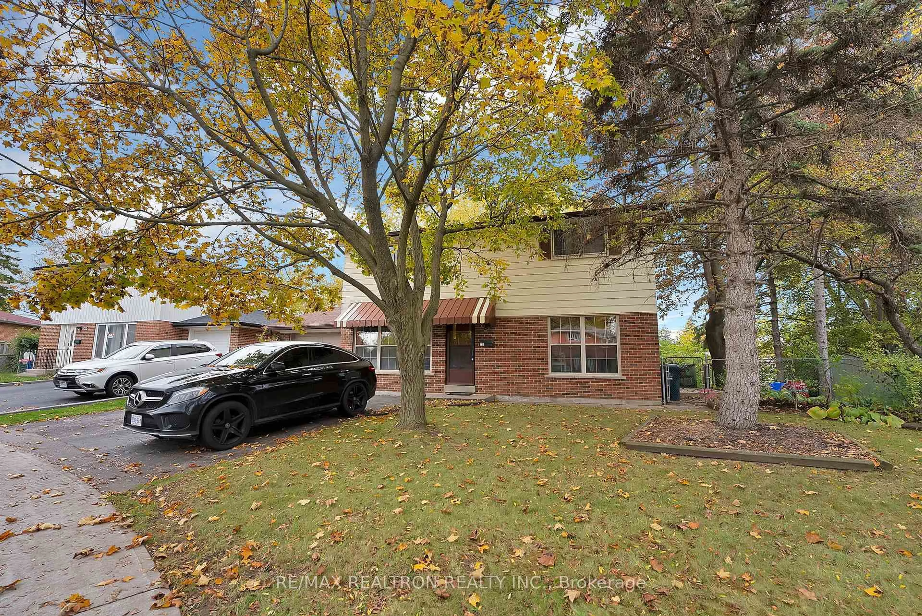 A pic from outside/outdoor area/front of a property/back of a property/a pic from drone, street for 22 Montavista St, Toronto Ontario M1G 3C2