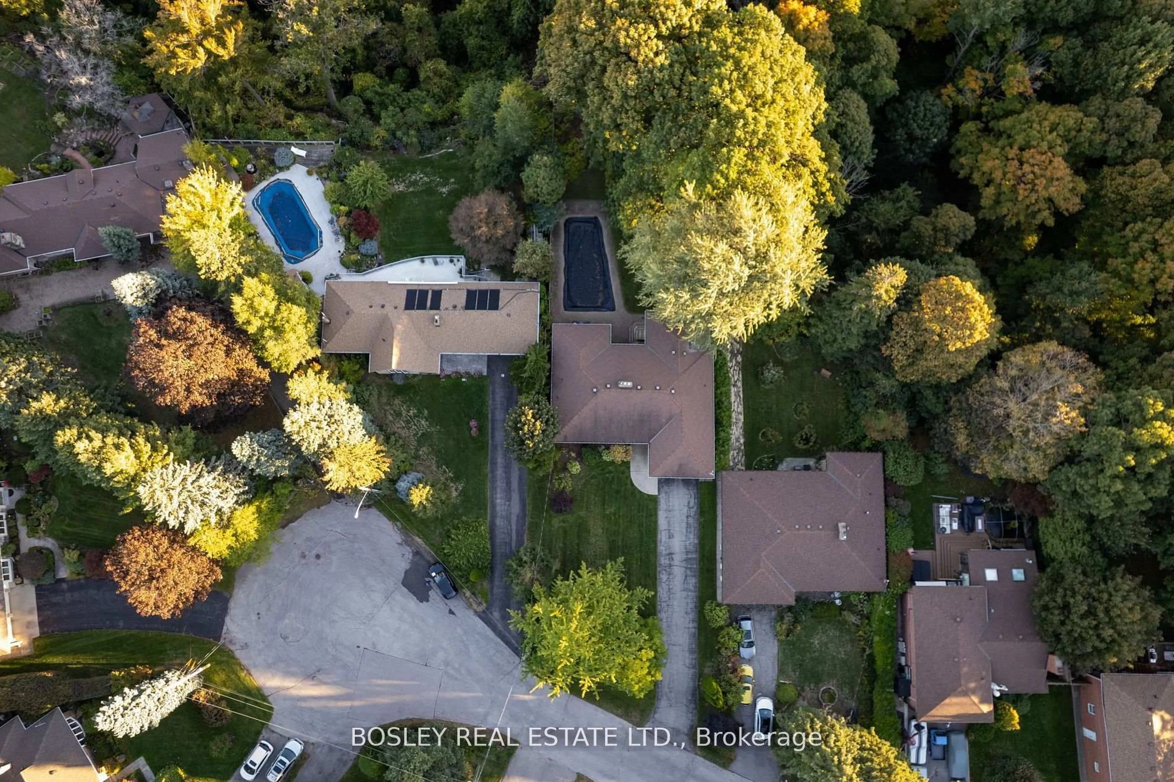 A pic from outside/outdoor area/front of a property/back of a property/a pic from drone, street for 25 Ayre Point Rd, Toronto Ontario M1M 1G4