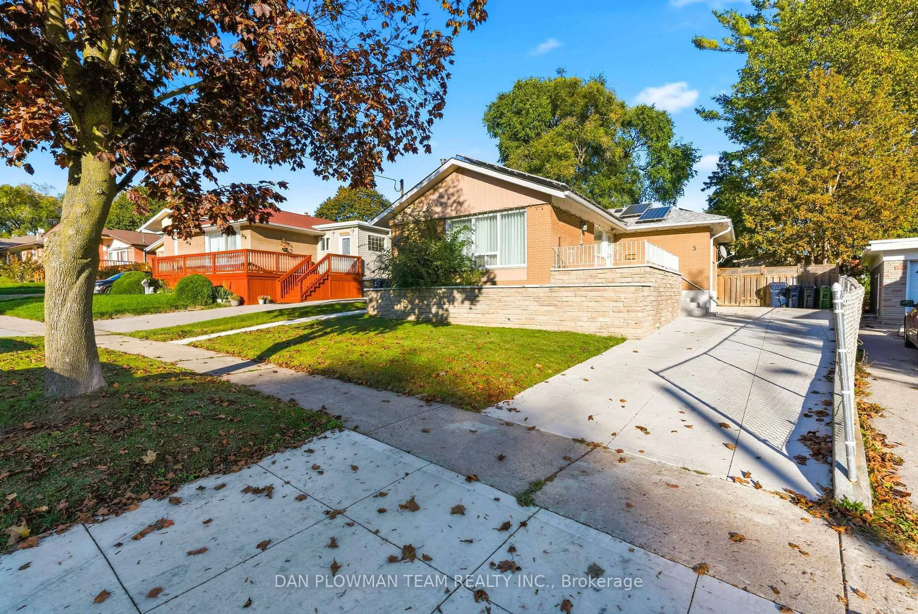 A pic from outside/outdoor area/front of a property/back of a property/a pic from drone, street for 5 Lakeland Cres, Toronto Ontario M1G 2L4