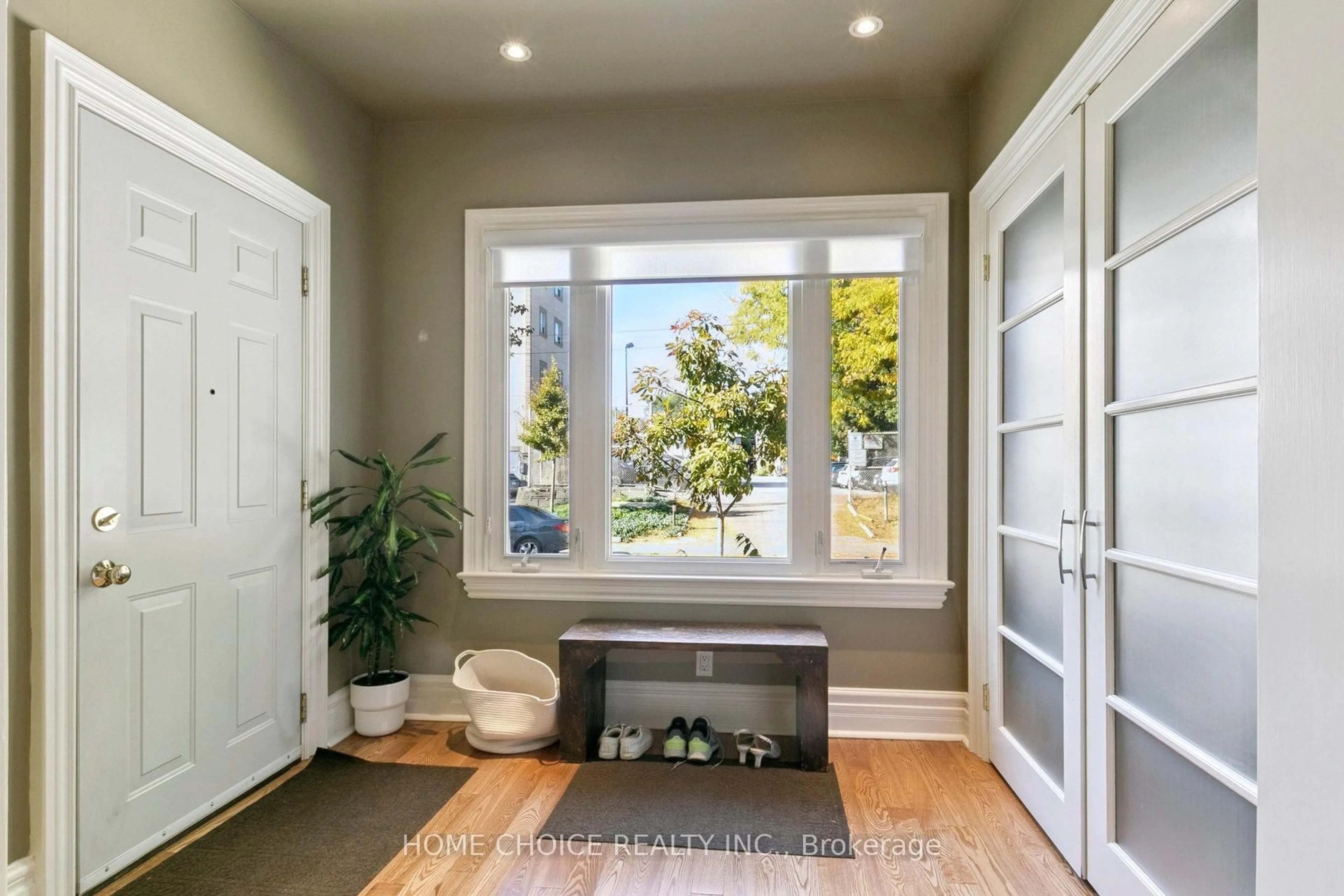 Indoor entryway for 283 Ashdale Ave, Toronto Ontario M4L 2Z1
