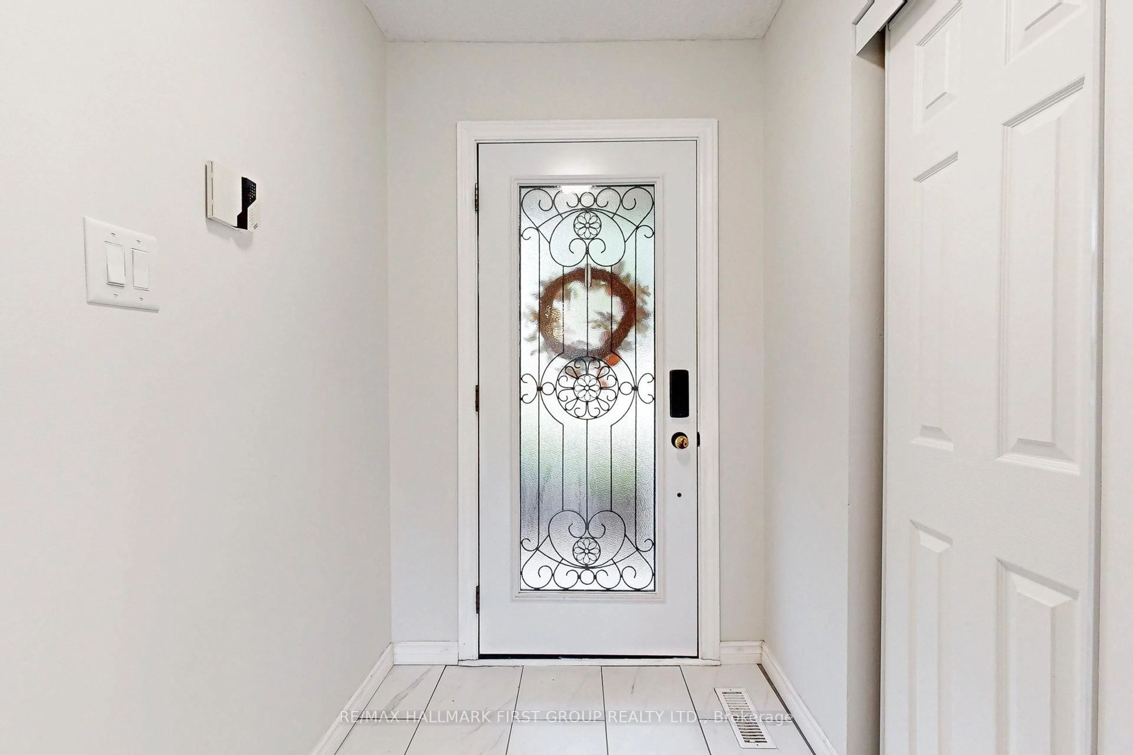 Indoor entryway for 1059 Basswood Crt, Oshawa Ontario L1H 2G9