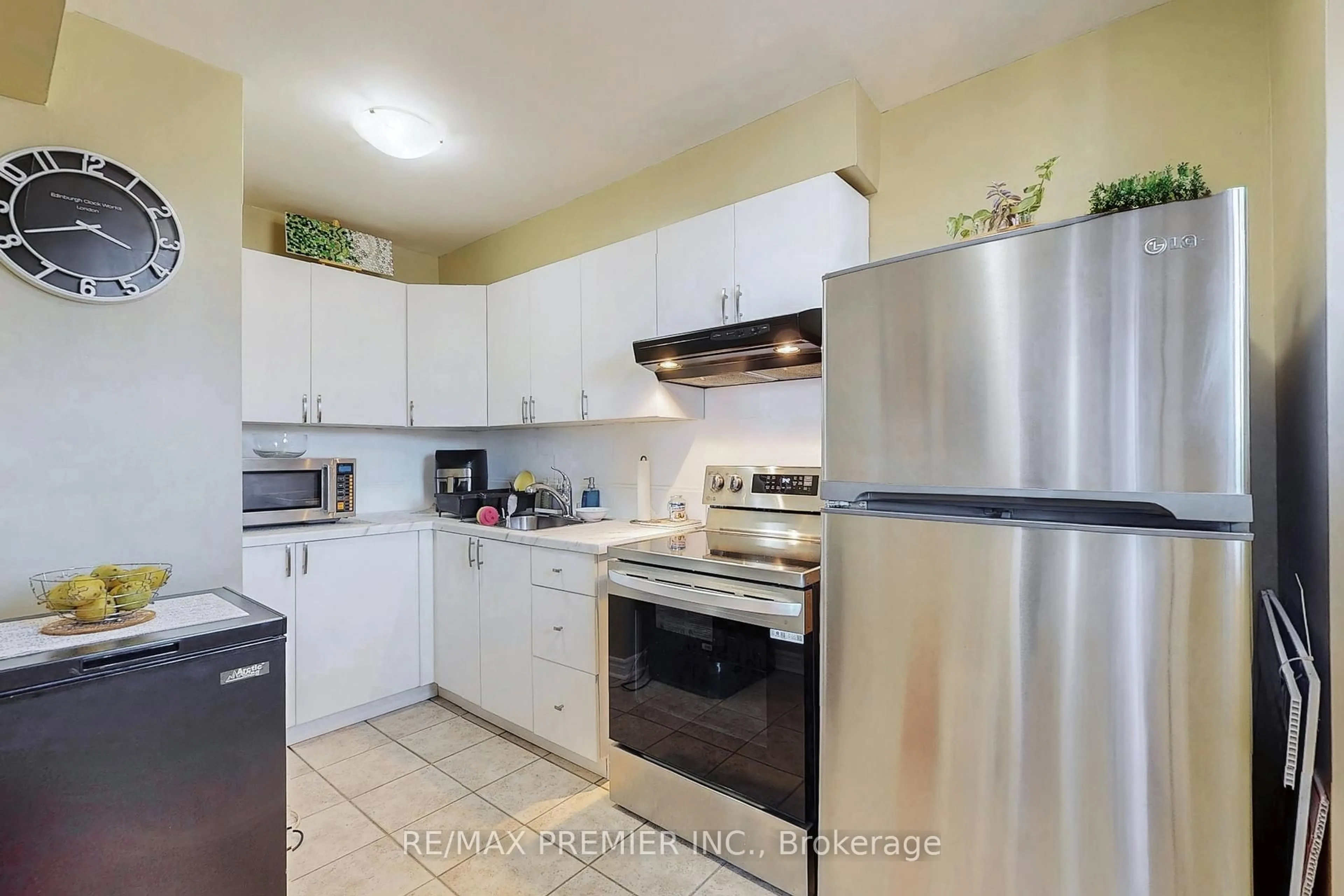 Standard kitchen, unknown for 1145 Logan Ave #1001, Toronto Ontario M4K 3G9