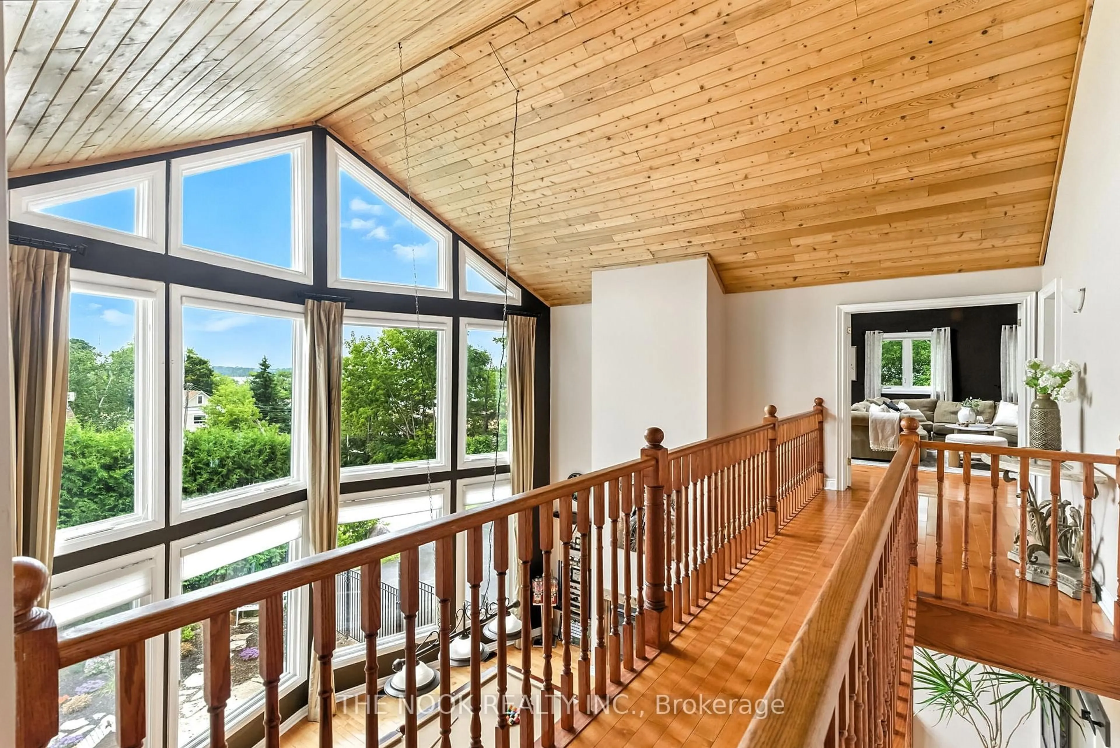 Indoor foyer for 27 Pine St, Scugog Ontario L0B 1E0