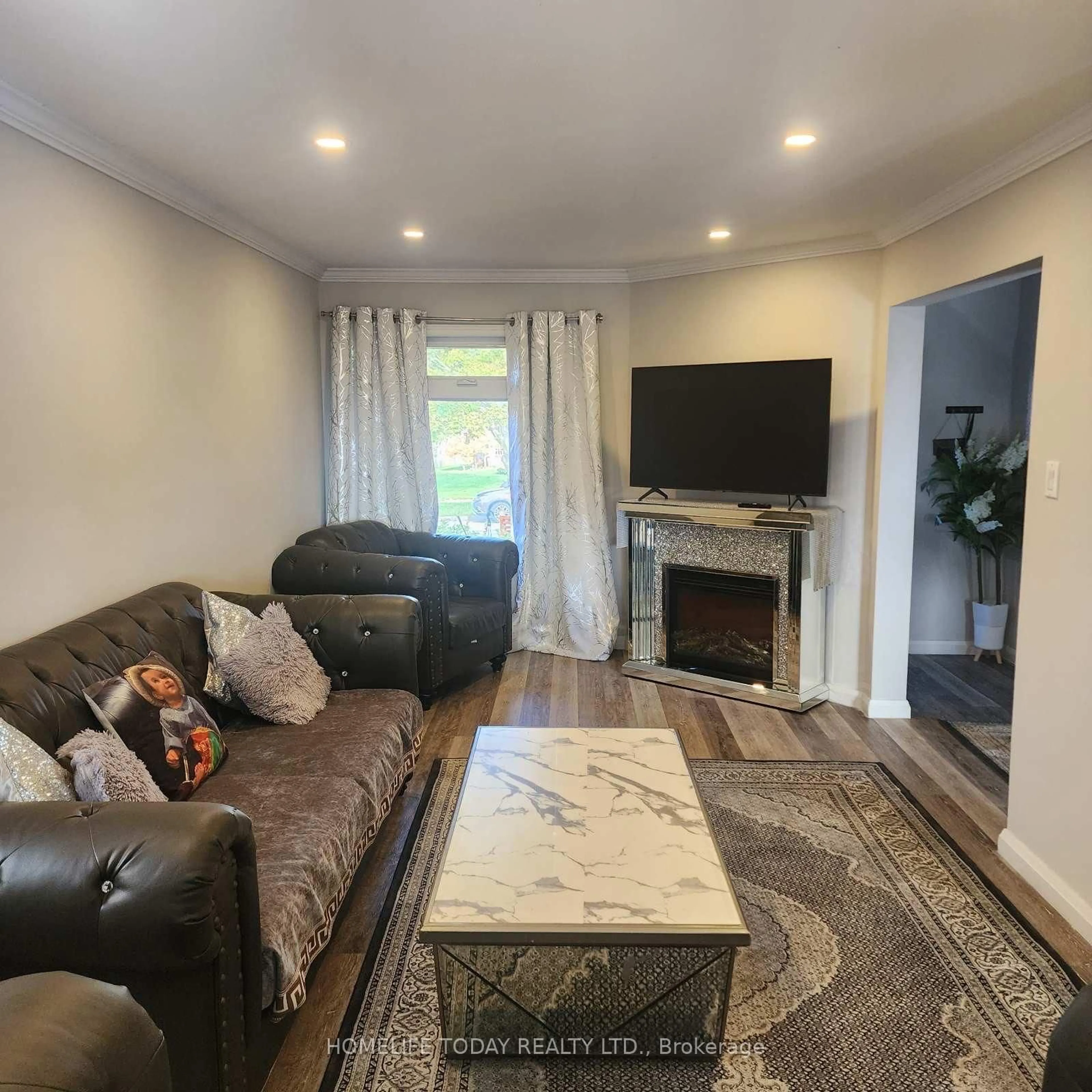 Living room with furniture, unknown for 13 Prestonway Dr, Clarington Ontario L1C 4S8