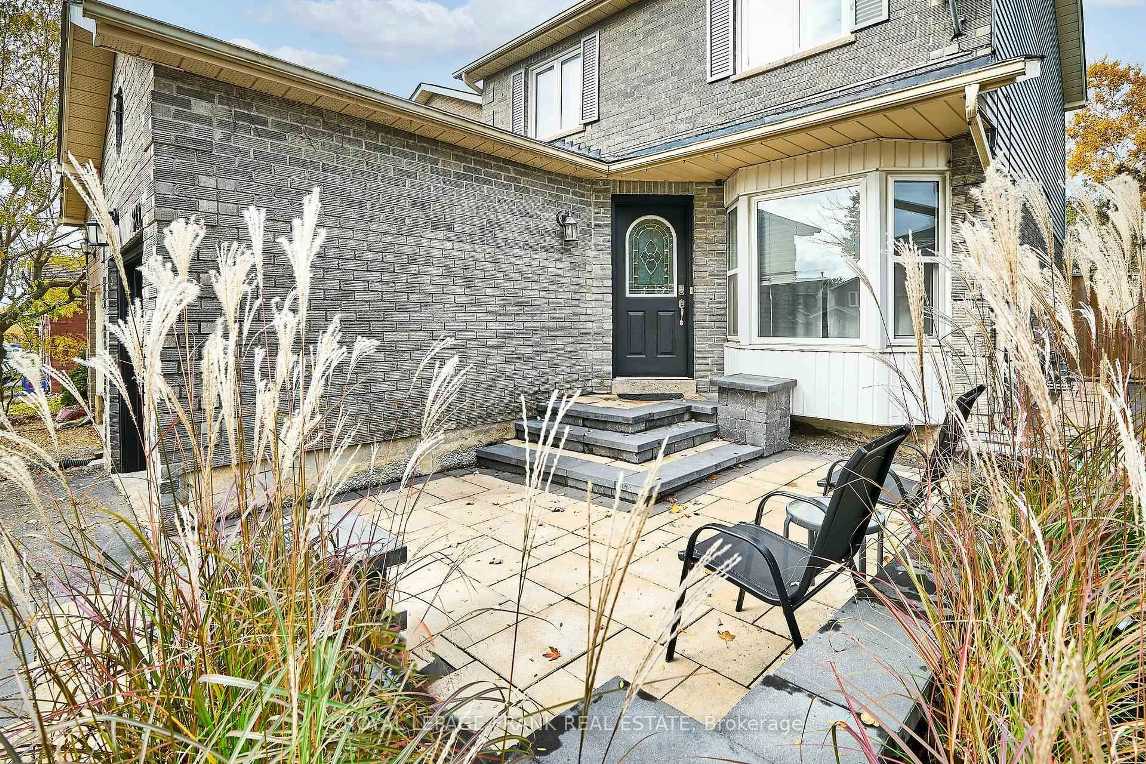 Patio, street for 812 Attersley Dr, Oshawa Ontario L1K 1T2