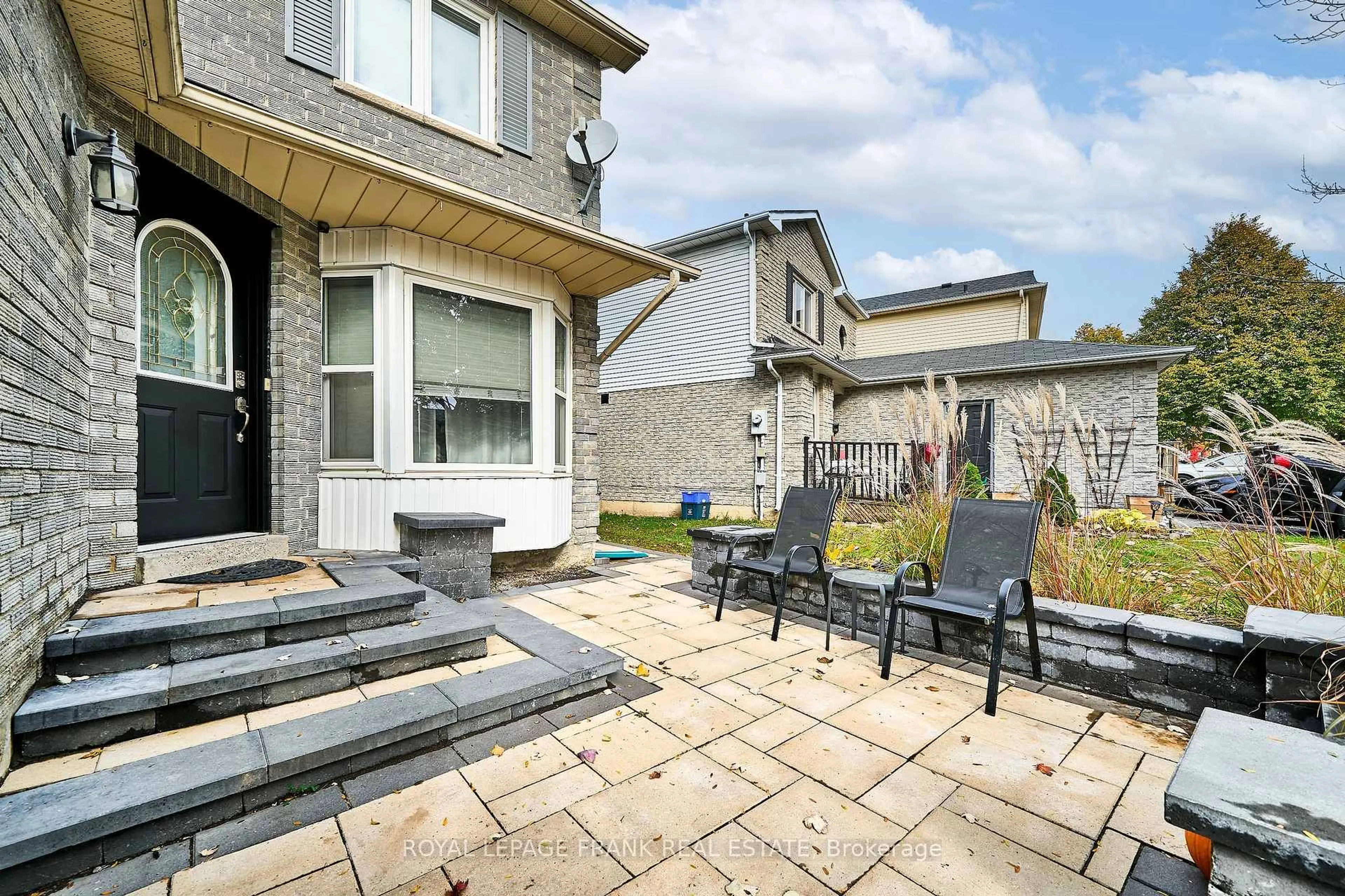Patio, street for 812 Attersley Dr, Oshawa Ontario L1K 1T2