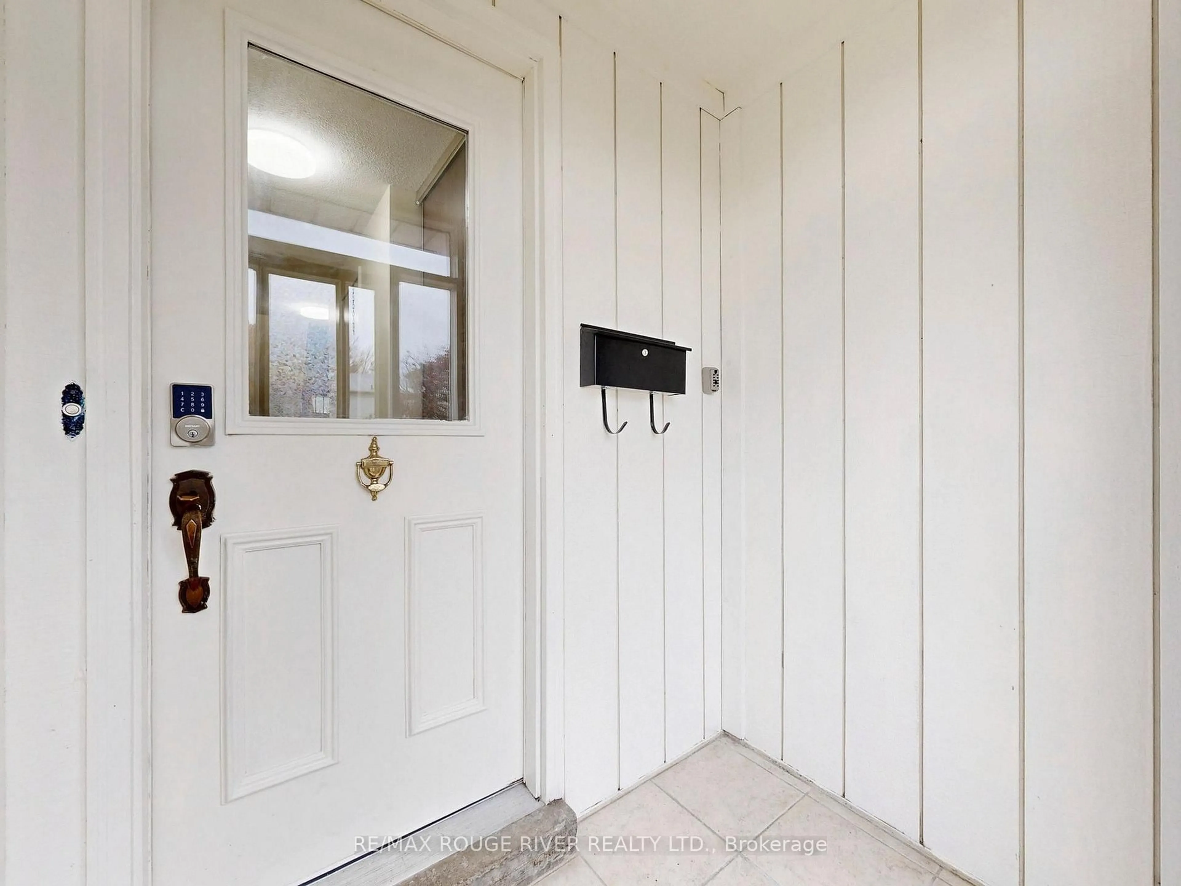 Indoor entryway for 1980 Bowler Dr, Pickering Ontario L1V 3K7