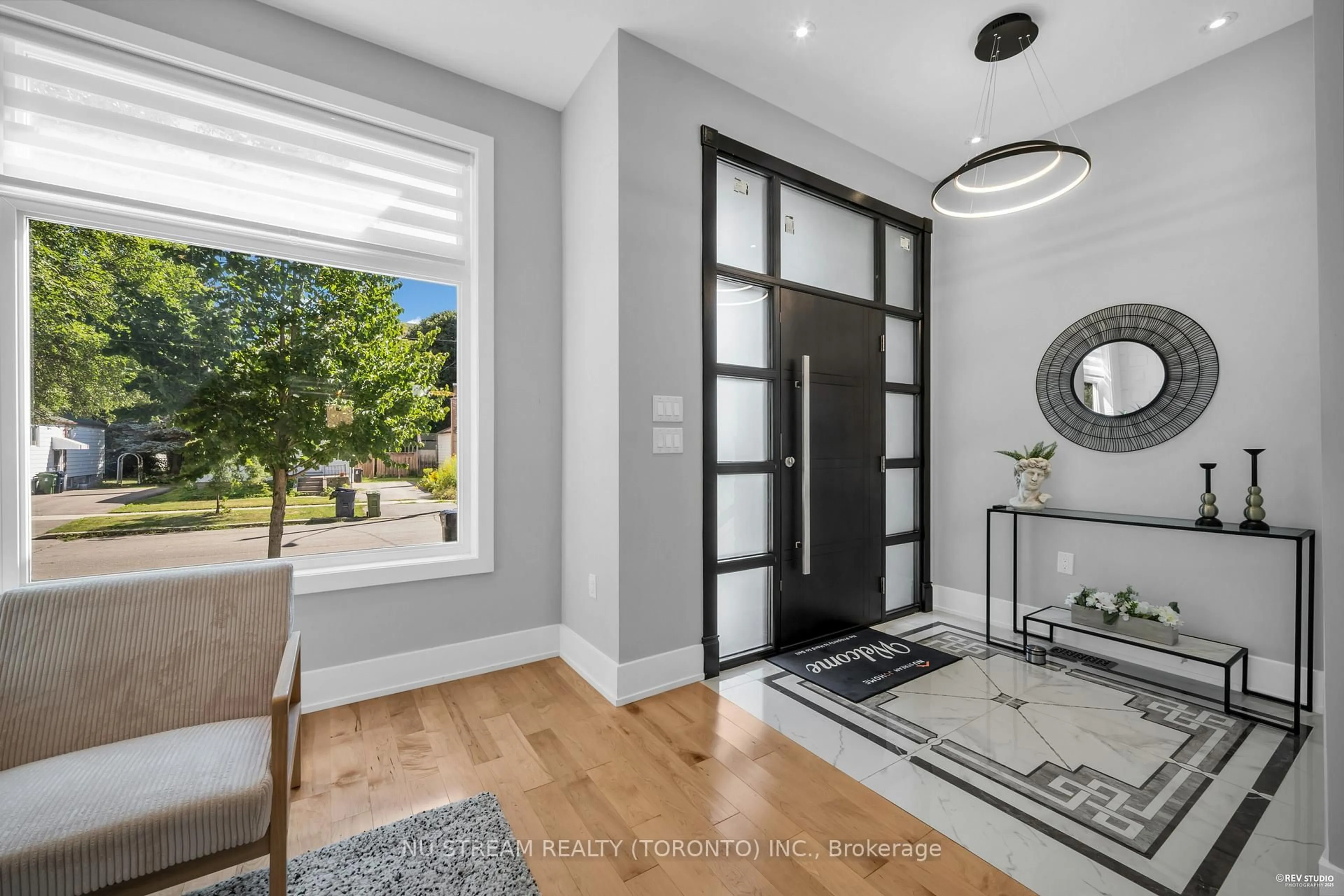 Indoor entryway for 4 Westbourne Ave, Toronto Ontario M1L 2X9