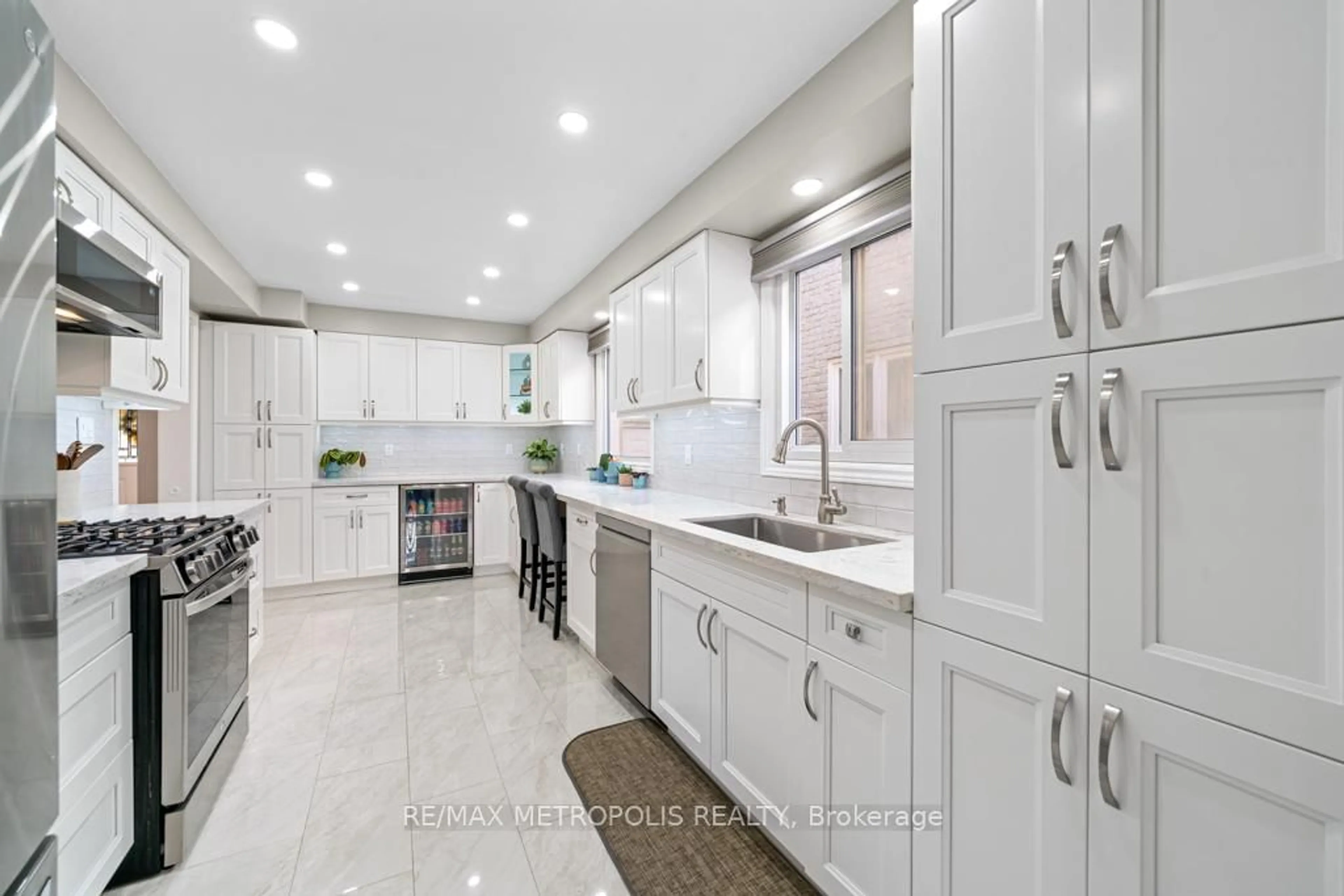 Open concept kitchen, ceramic/tile floor for 39 Hewitt Cres, Ajax Ontario L1S 7A6