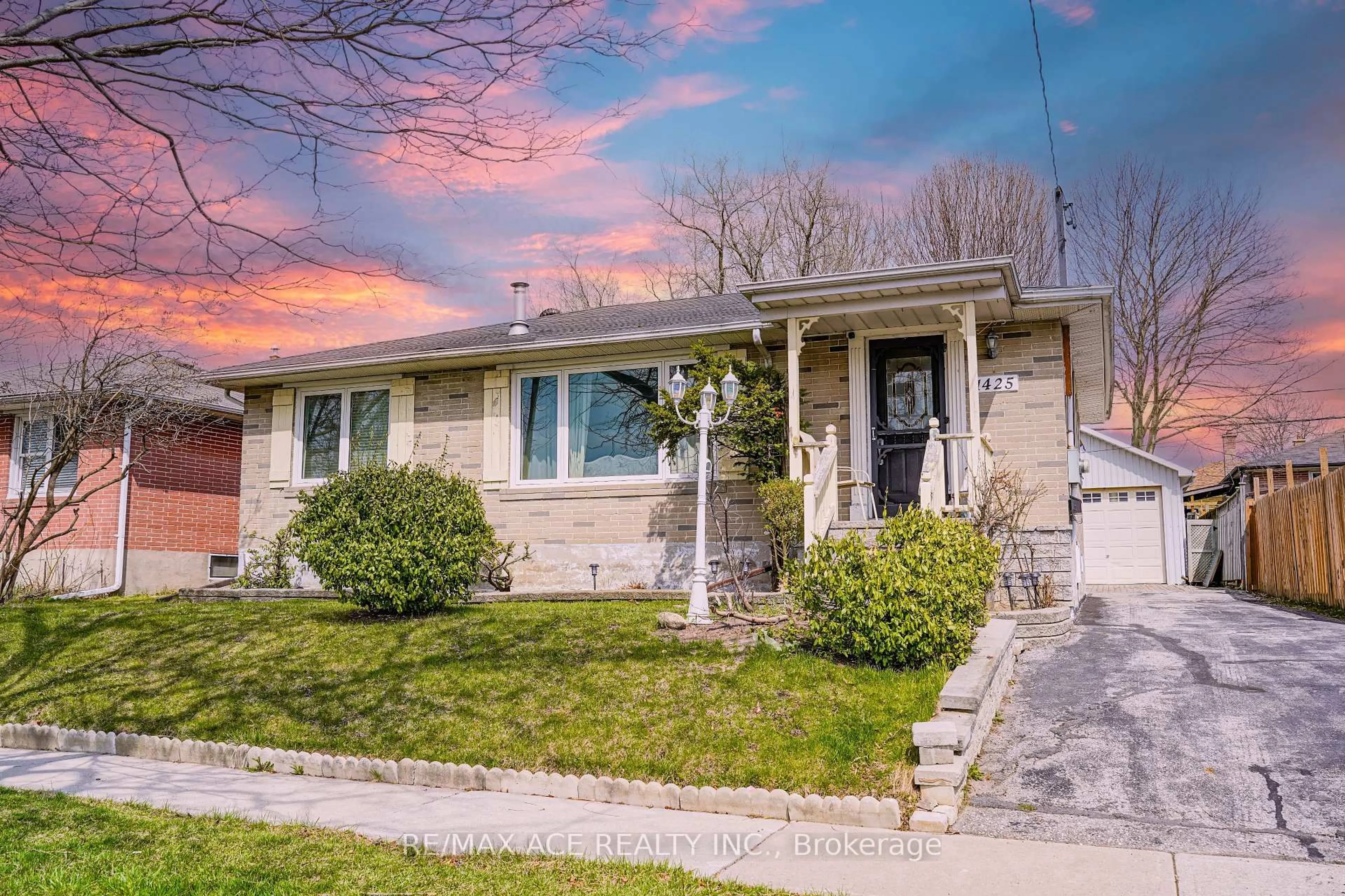 Home with vinyl exterior material, street for 1425 Lakefield St, Oshawa Ontario L1J 3Z1