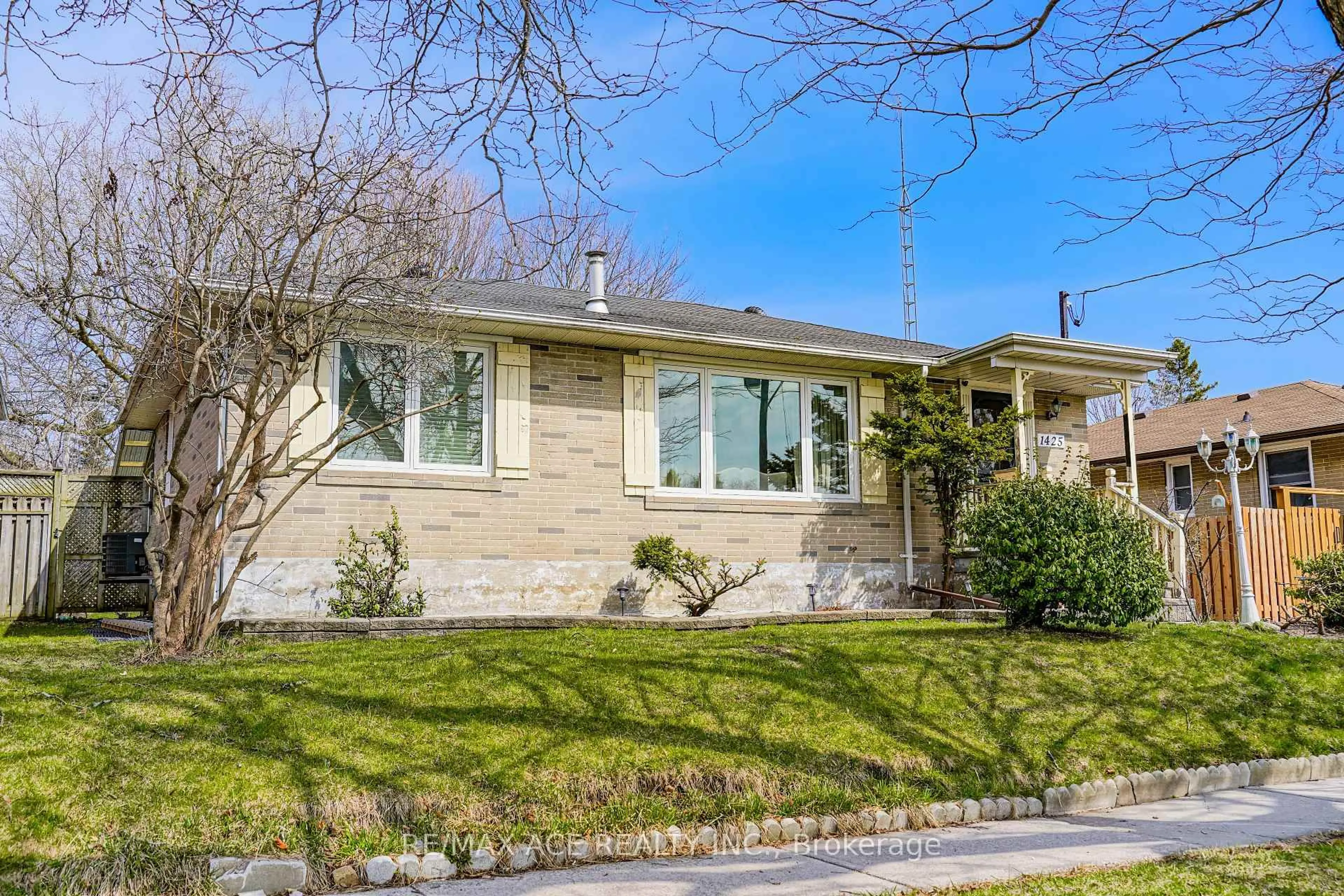 Home with brick exterior material, street for 1425 Lakefield St, Oshawa Ontario L1J 3Z1