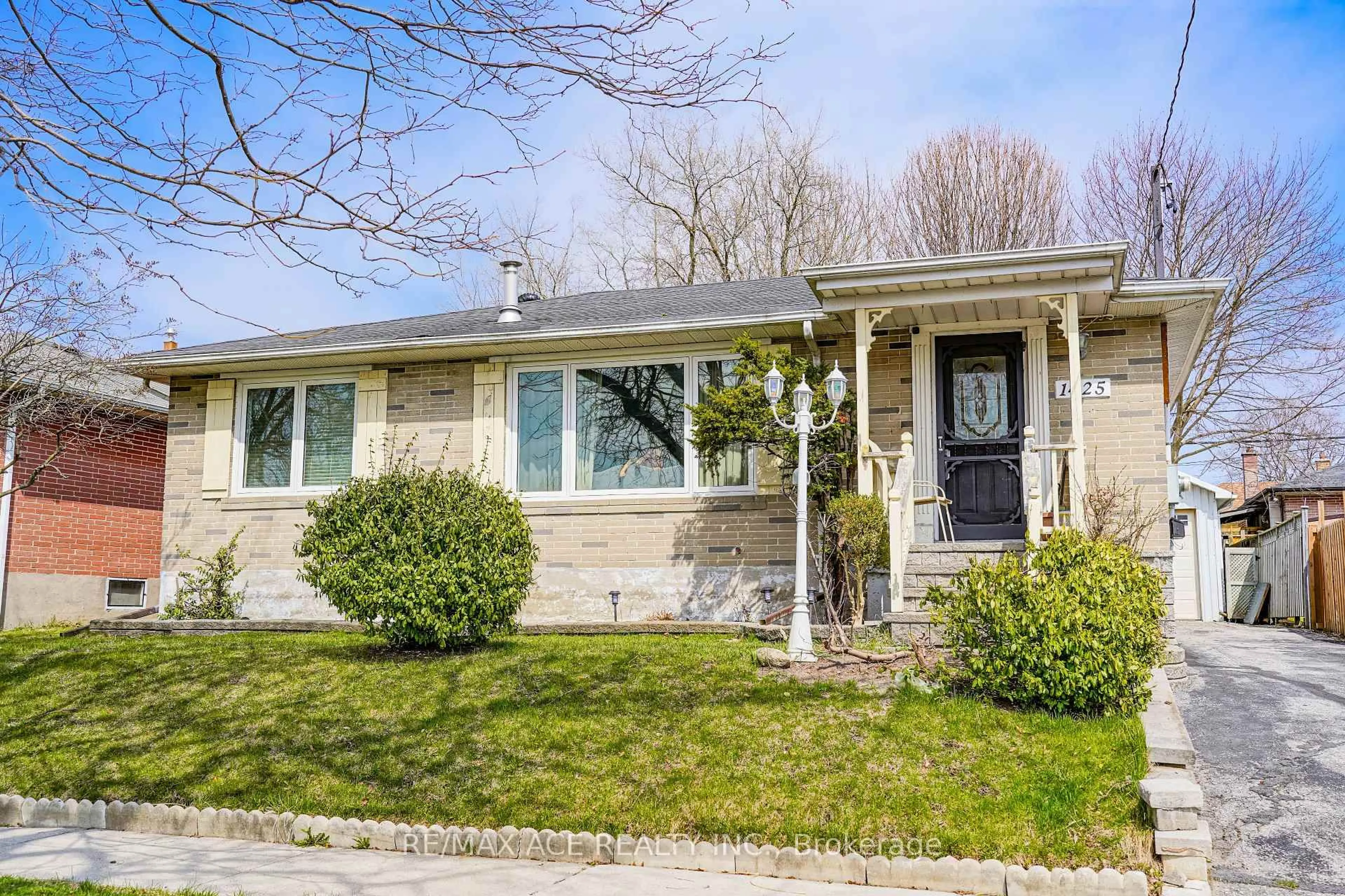 Home with vinyl exterior material, street for 1425 Lakefield St, Oshawa Ontario L1J 3Z1