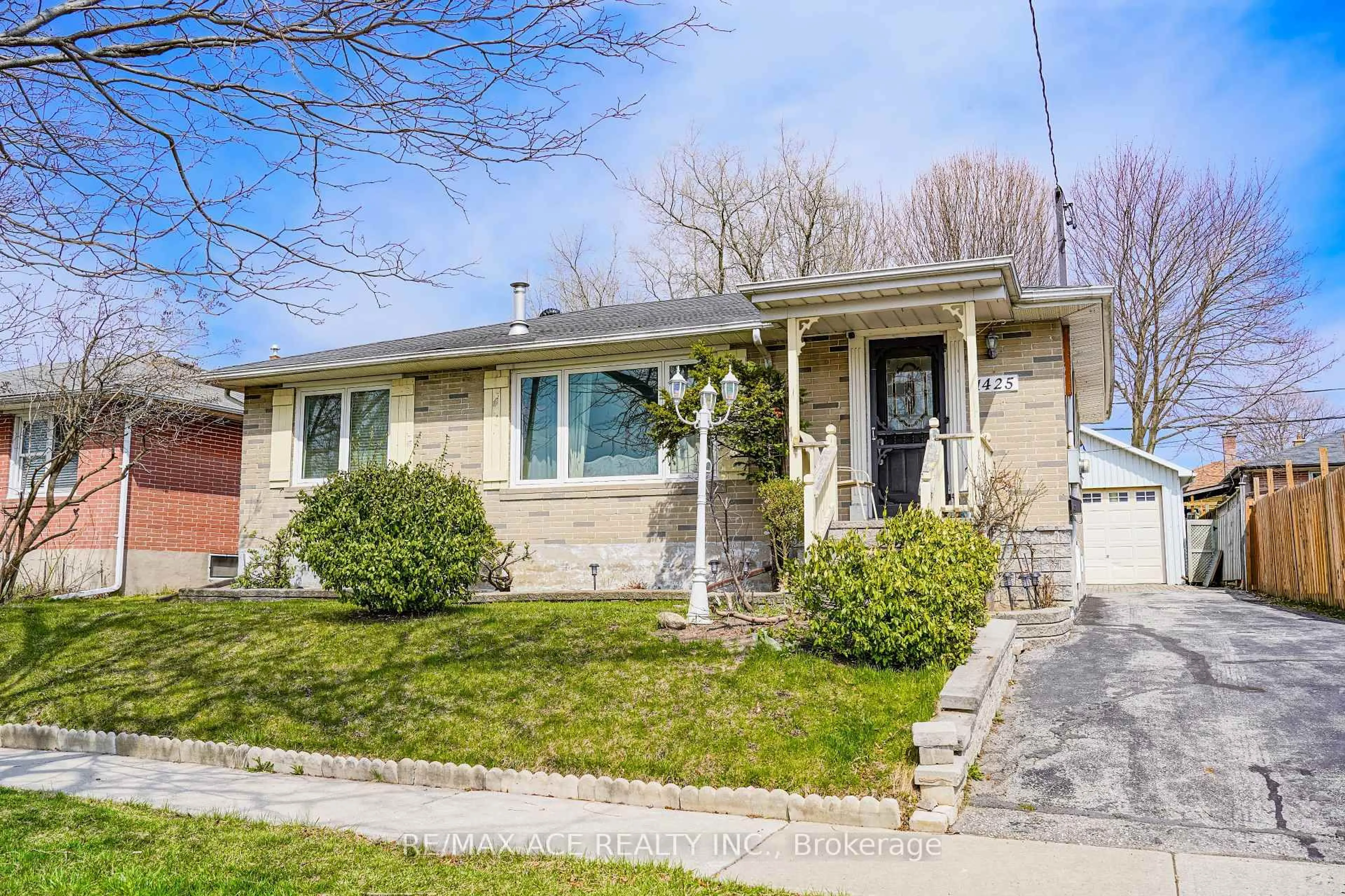 Home with vinyl exterior material, street for 1425 Lakefield St, Oshawa Ontario L1J 3Z1