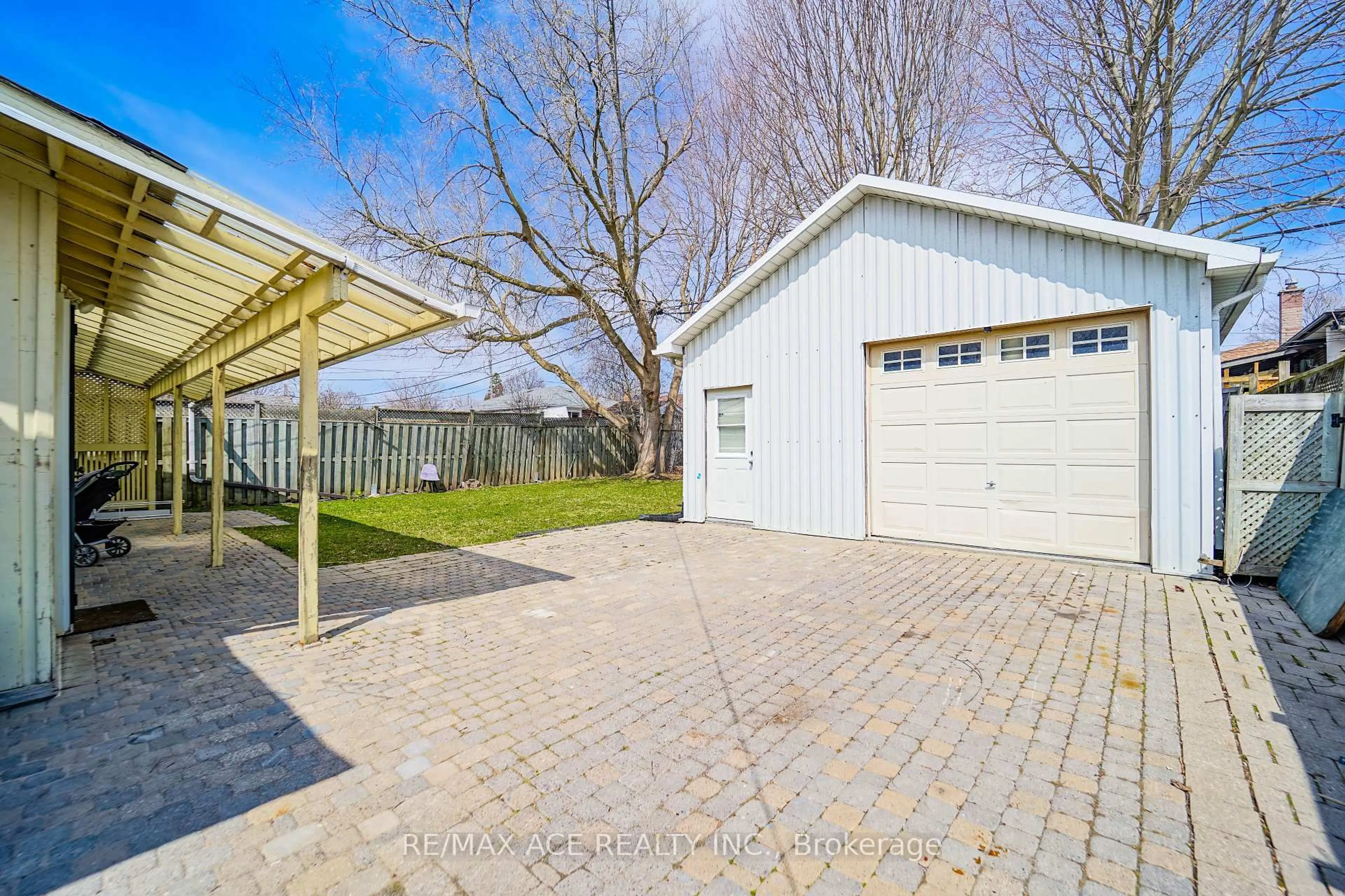 Indoor garage for 1425 Lakefield St, Oshawa Ontario L1J 3Z1