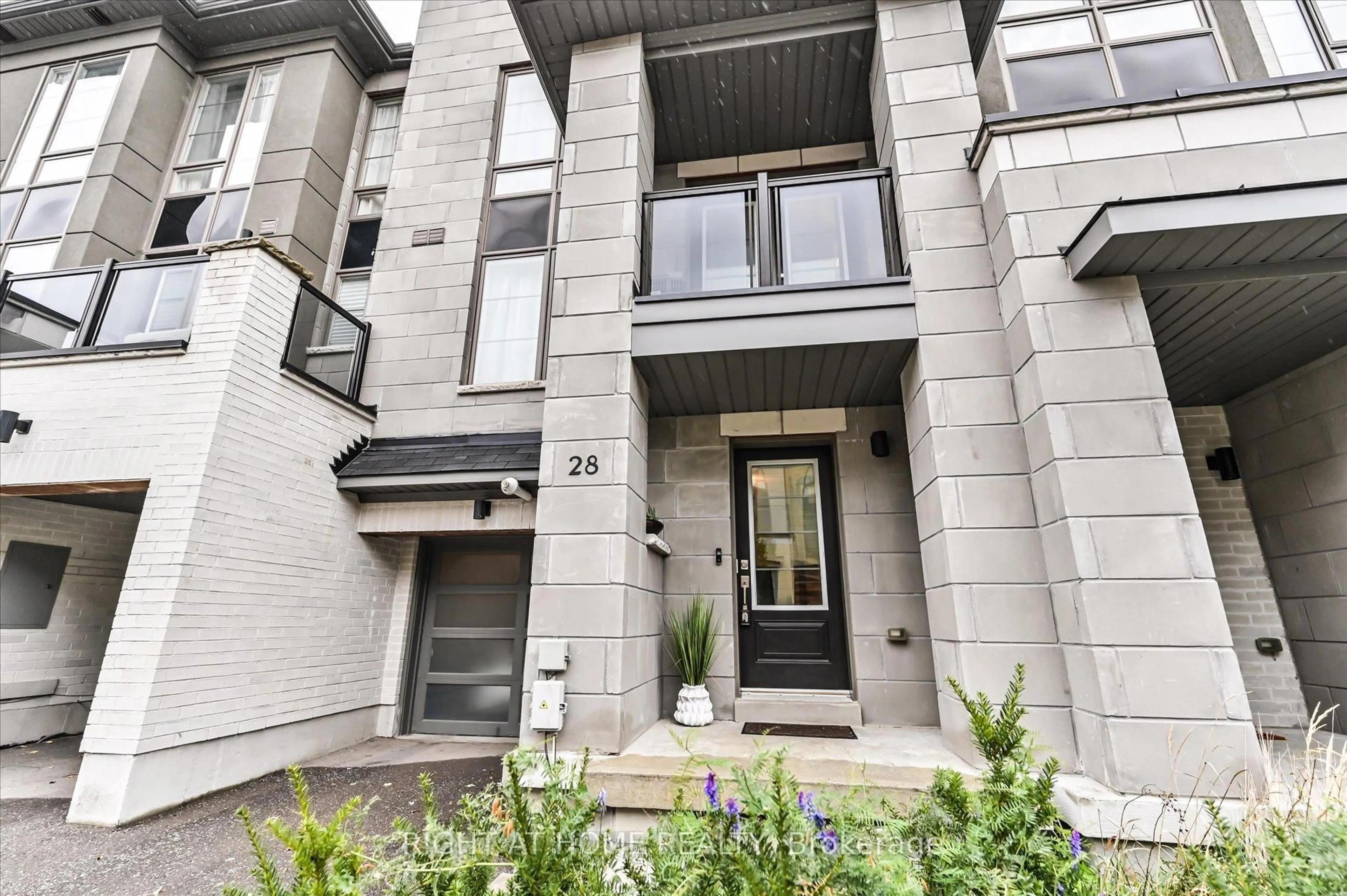 Unknown for 28 Pallock Hill Way, Whitby Ontario L1R 0N5