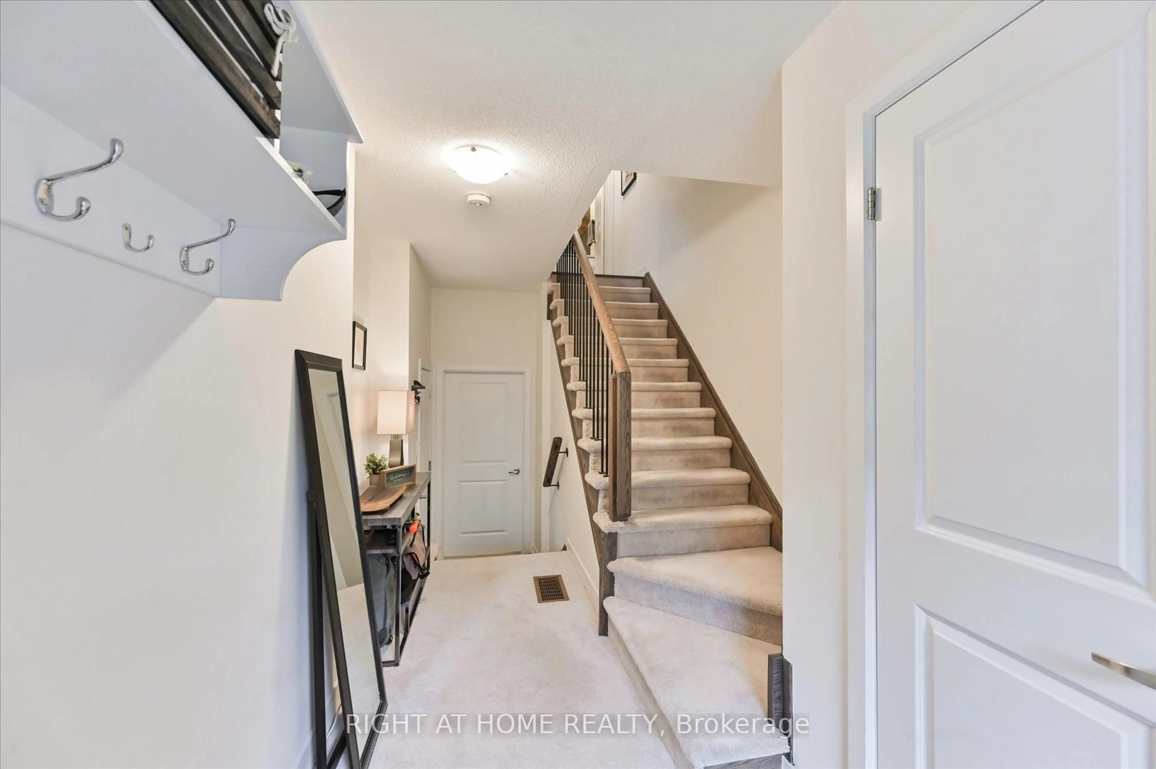 Indoor entryway for 28 Pallock Hill Way, Whitby Ontario L1R 0N5
