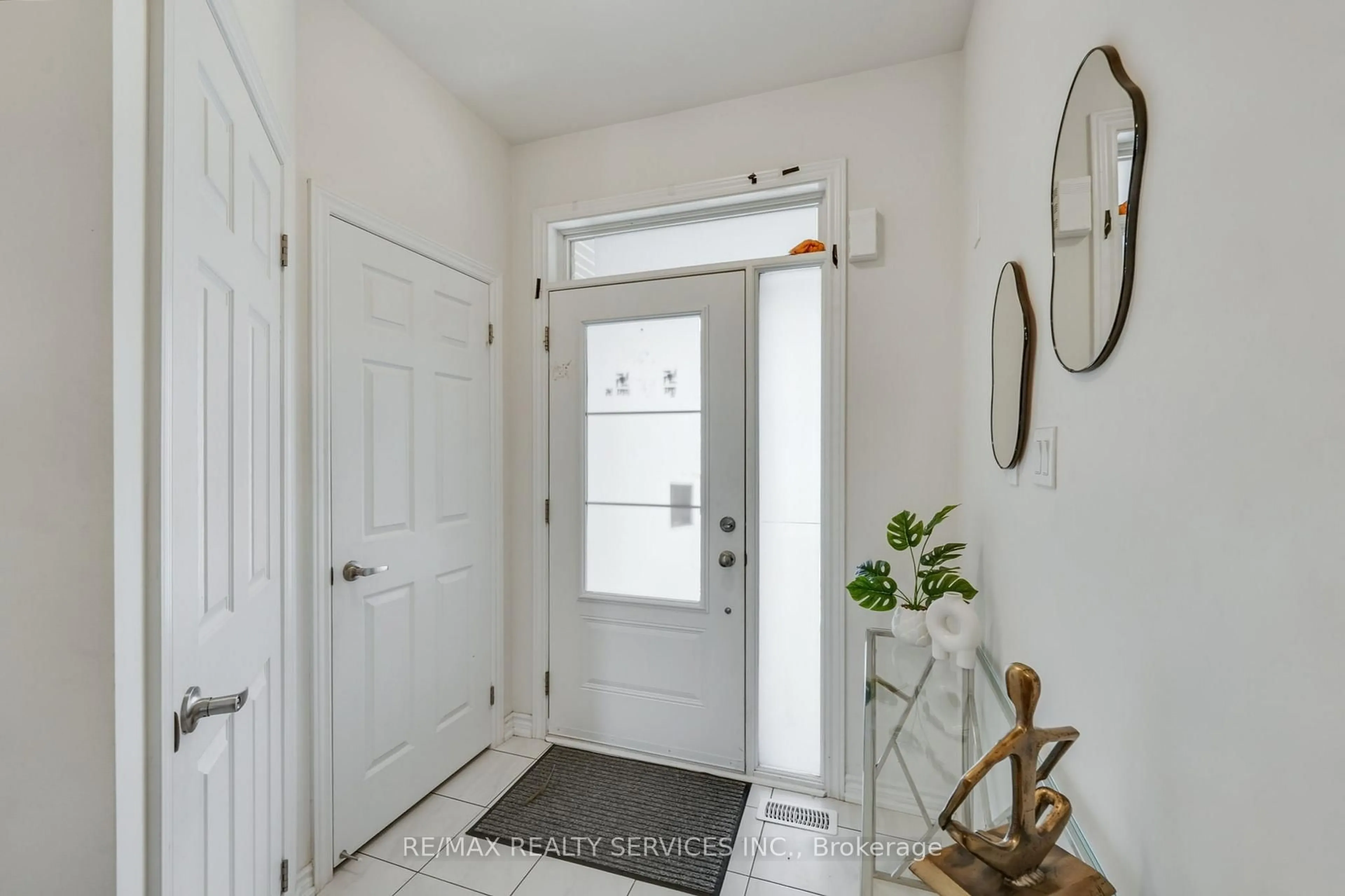 Indoor entryway for 49 Bayardo Dr, Oshawa Ontario L1L 0V2