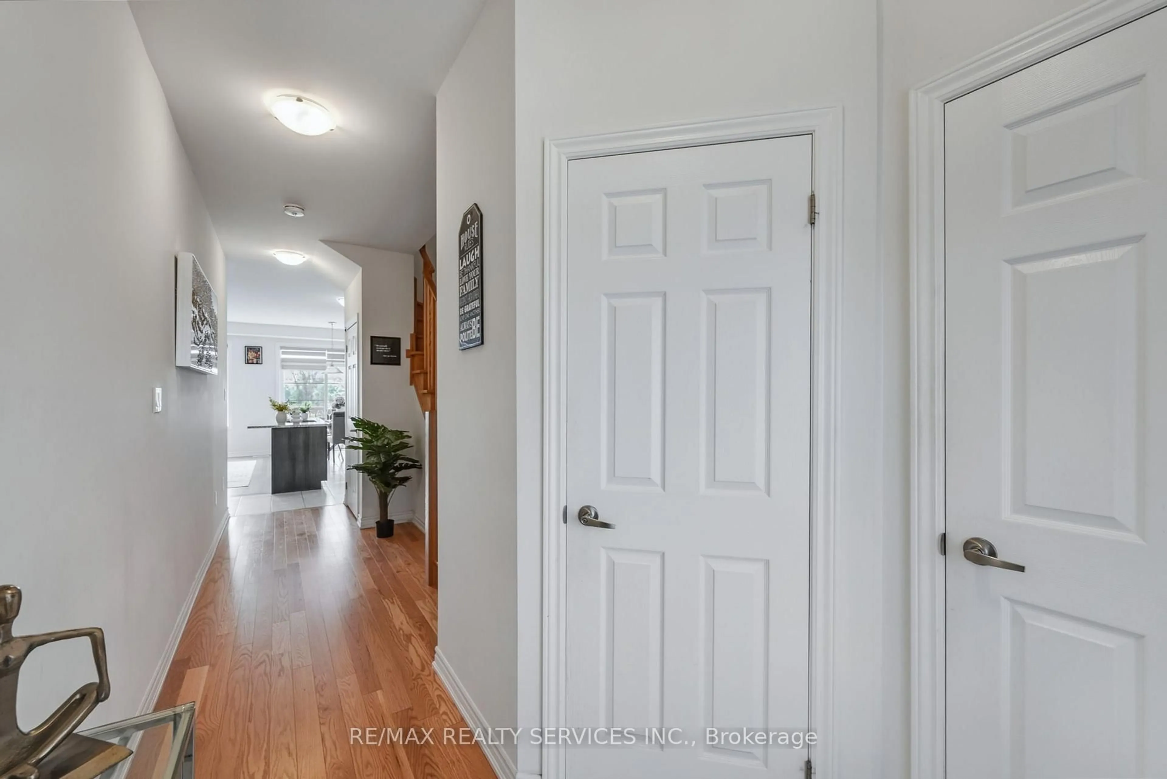Indoor entryway for 49 Bayardo Dr, Oshawa Ontario L1L 0V2