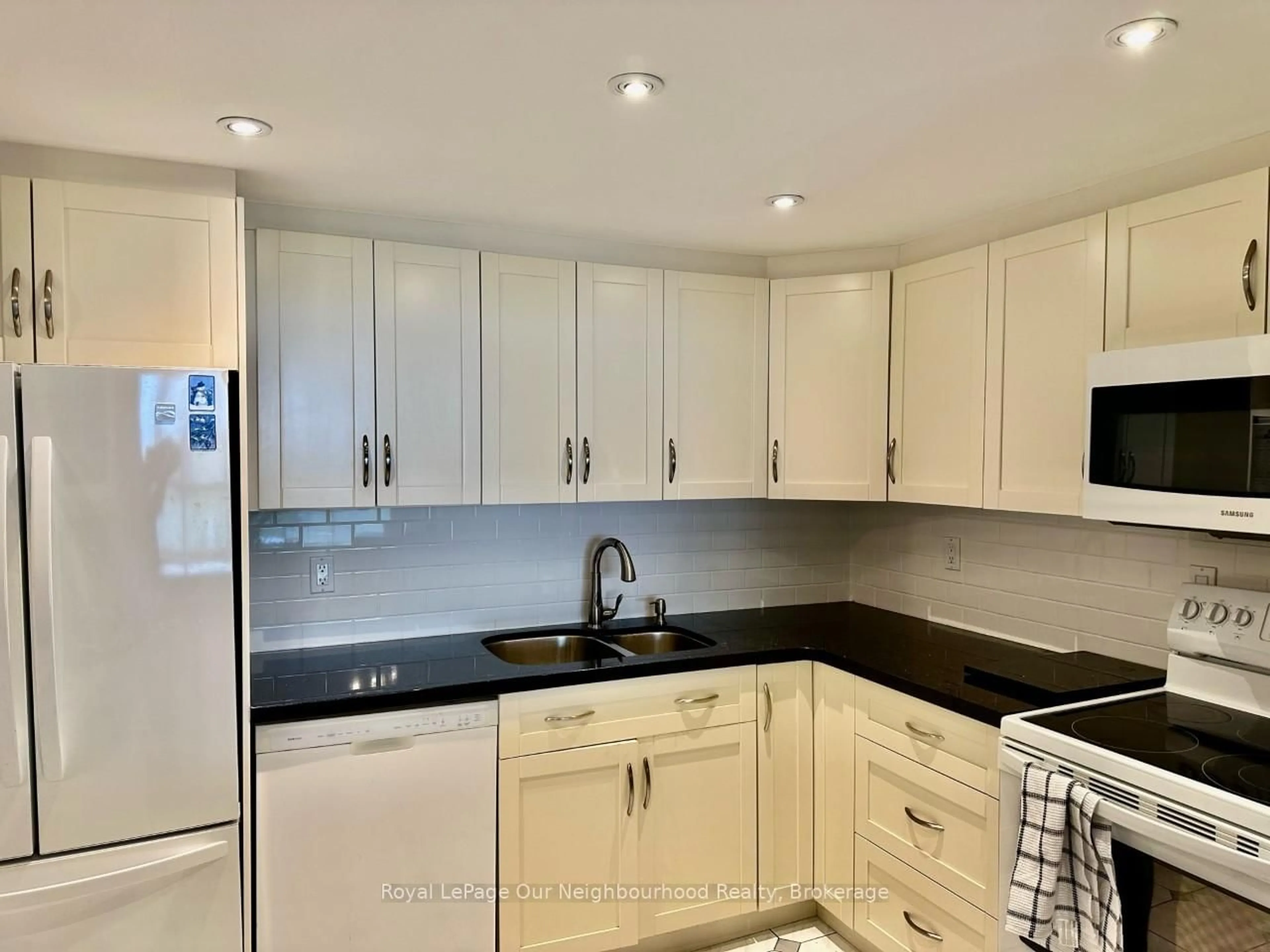 Standard kitchen, ceramic/tile floor for 20 Dean Park Rd #611, Toronto Ontario M1B 3G9